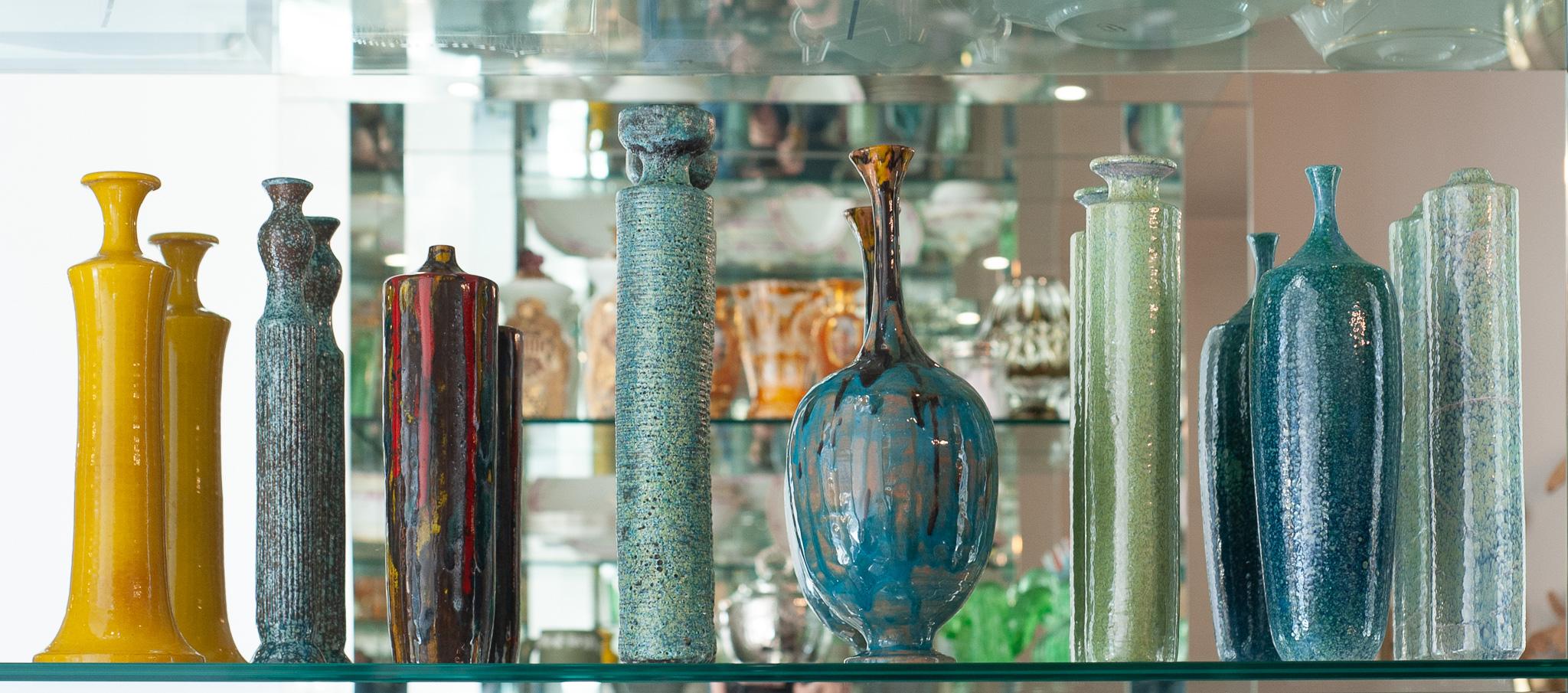 Vernissé Ensemble contemporain de 8 vases en céramique émaillée d'inspiration italienne du milieu du siècle dernier  en vente
