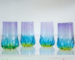 Set contemporaneo di quattro bicchieri di vetro soffiato a mano multicolore