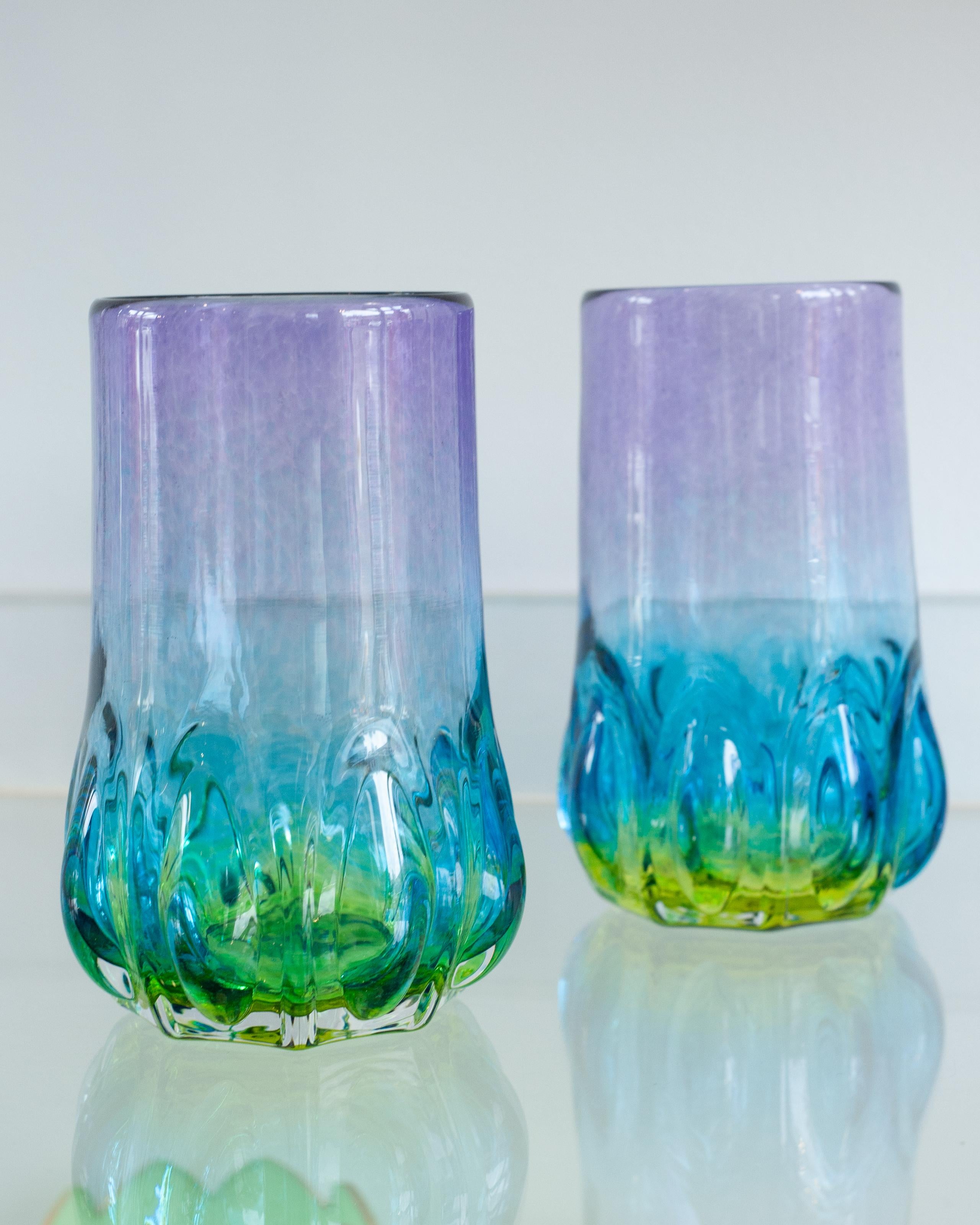 Canadien AM Contemporary Set of Four Multicolour Handblown Glass Tumblers (Jeu de quatre gobelets en verre soufflé multicolore) en vente