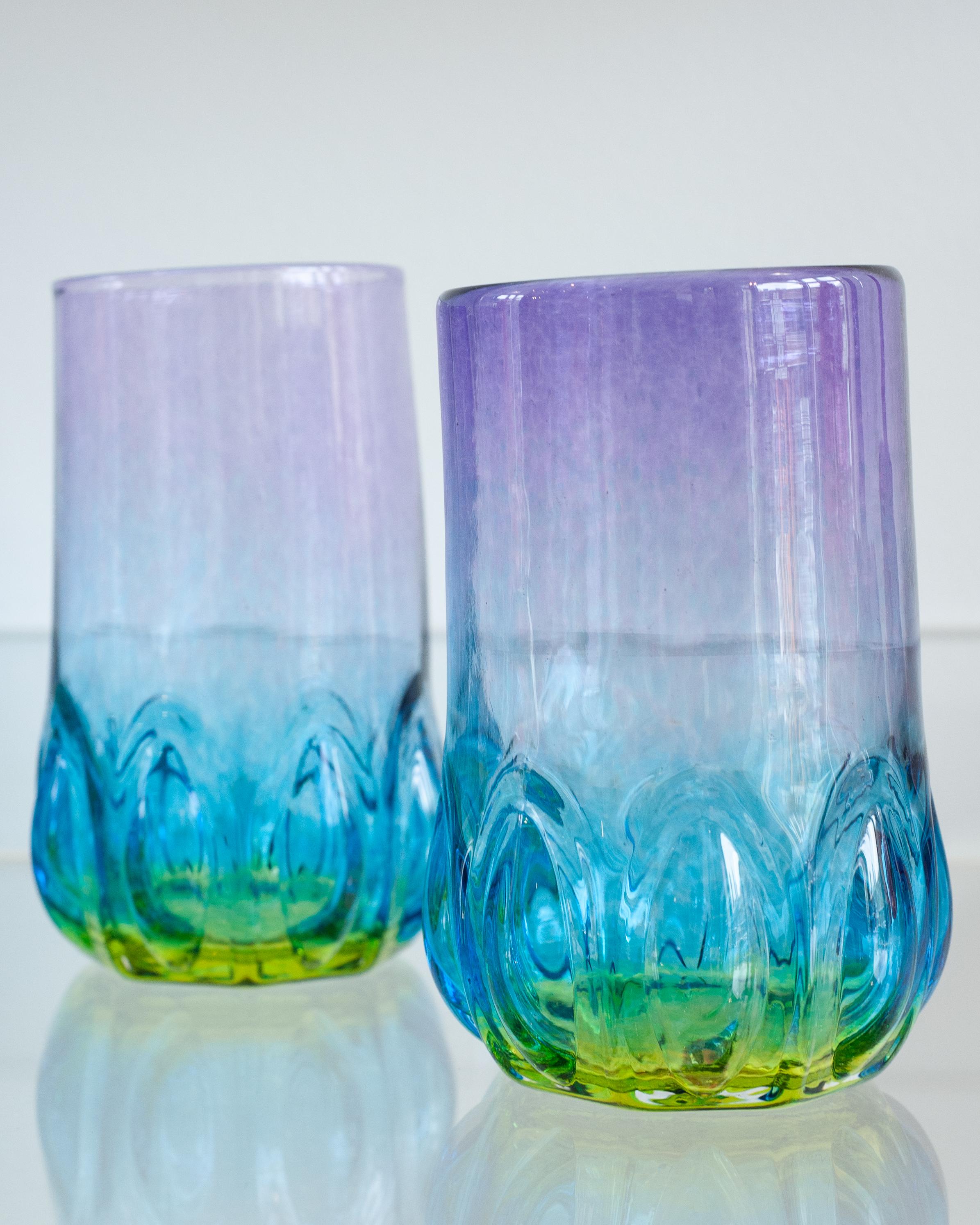 AM Contemporary Set of Four Multicolour Handblown Glass Tumblers (Jeu de quatre gobelets en verre soufflé multicolore) Neuf - En vente à Toronto, ON