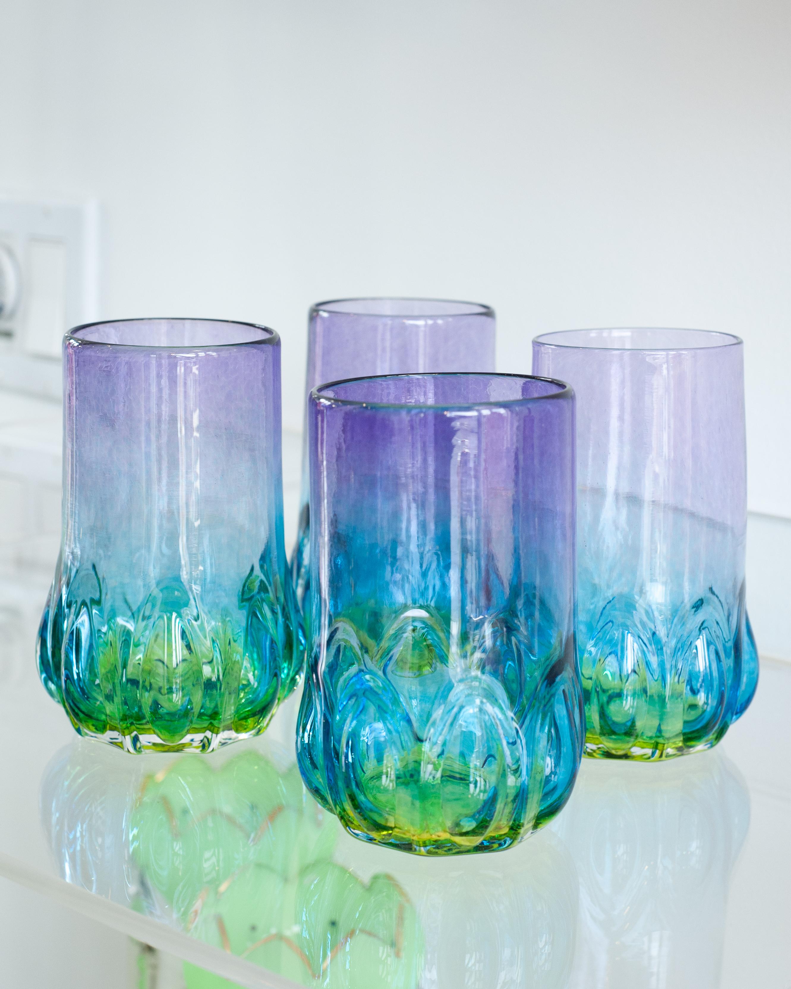 XXIe siècle et contemporain AM Contemporary Set of Four Multicolour Handblown Glass Tumblers (Jeu de quatre gobelets en verre soufflé multicolore) en vente