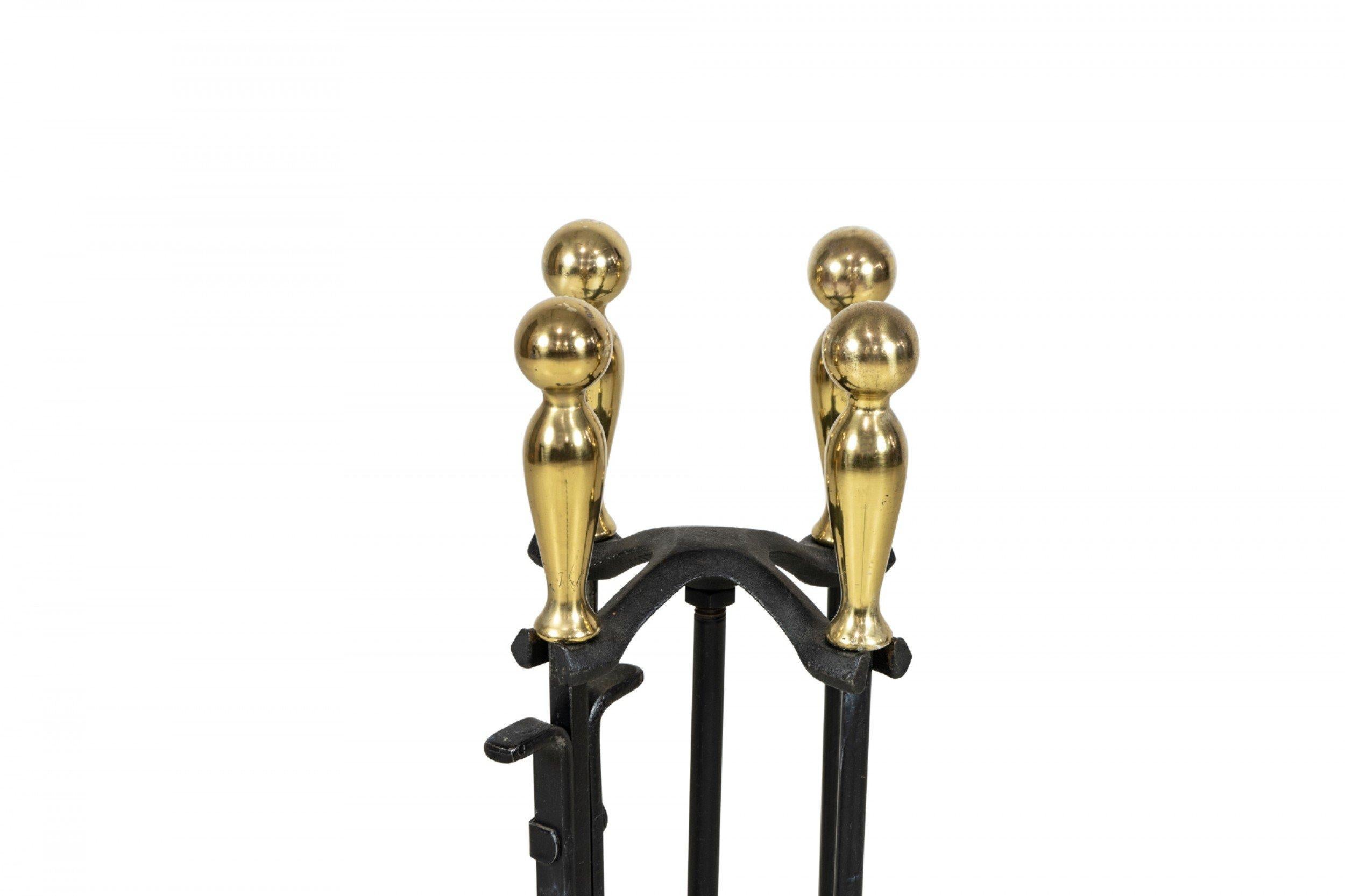 Contemporary Set aus Eisen und Messing Feuer Werkzeuge (Moderne) im Angebot