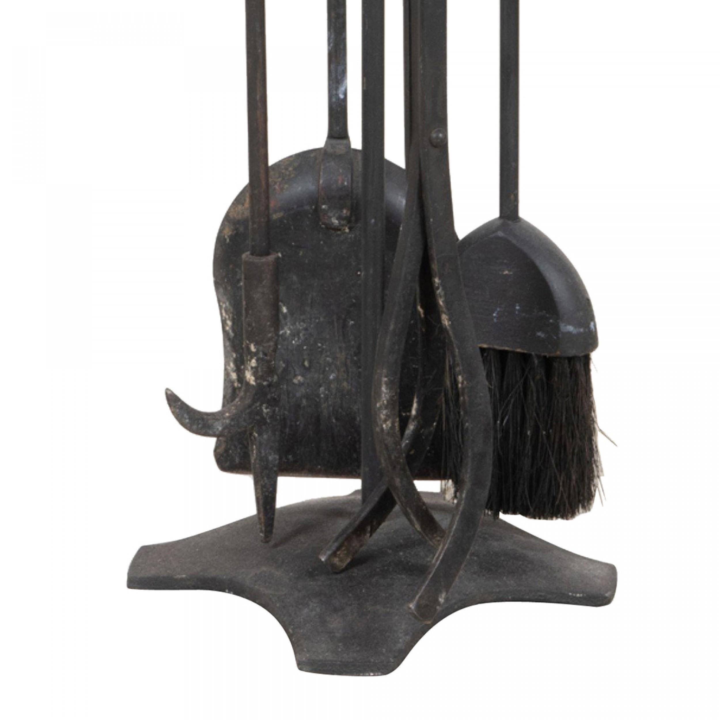 Contemporary Set aus Eisen und Messing Feuer Werkzeuge (Unbekannt) im Angebot