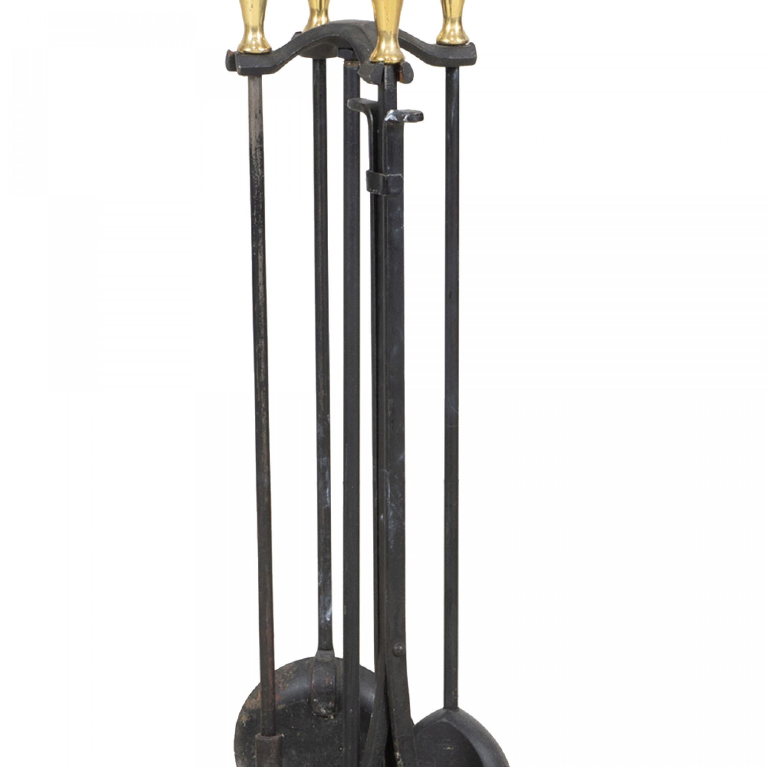 Contemporary Set aus Eisen und Messing Feuer Werkzeuge (Geformt) im Angebot