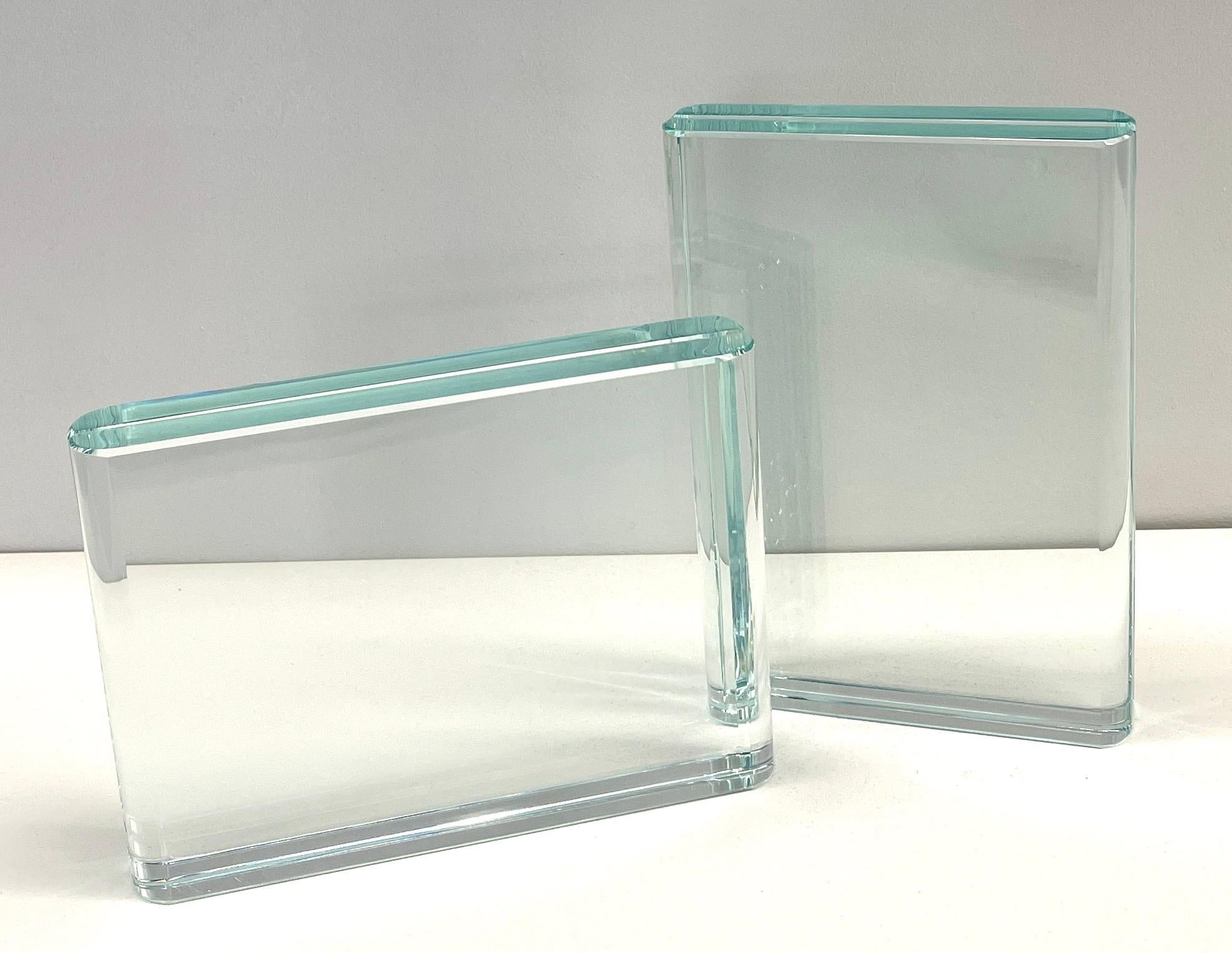 Set of two photo frames, one horizontal and one vertical, of excellent workmanship and artistic quality.
The rounded edges give harmony and elegance.
The high transparency crystal has very bright reflections. Being worked entirely by hand with