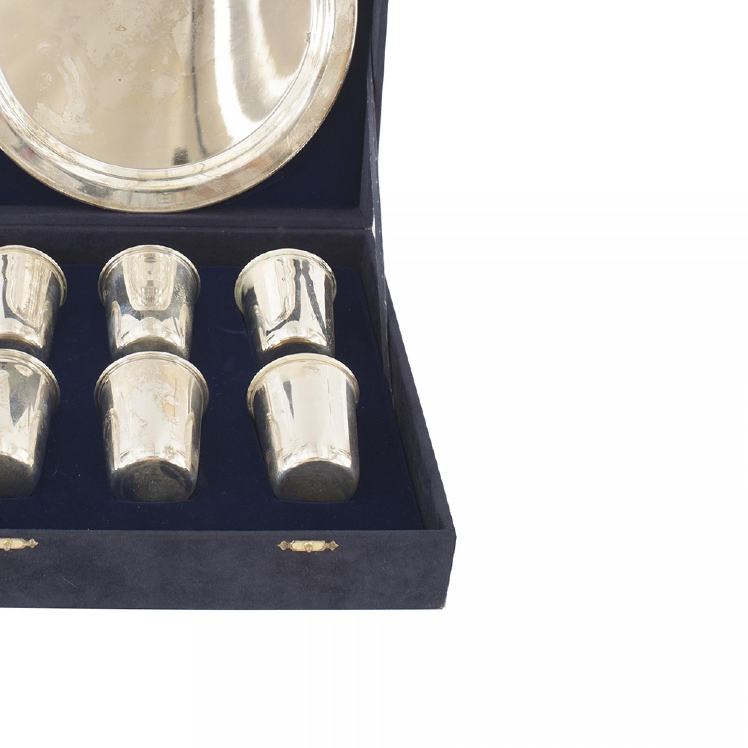 Ensemble contemporain de coupes de Chabbat en argent sterling et plateau rond assorti dans une boîte en velours bleu (marqué avec des initiales : AJS ; SAFRA)