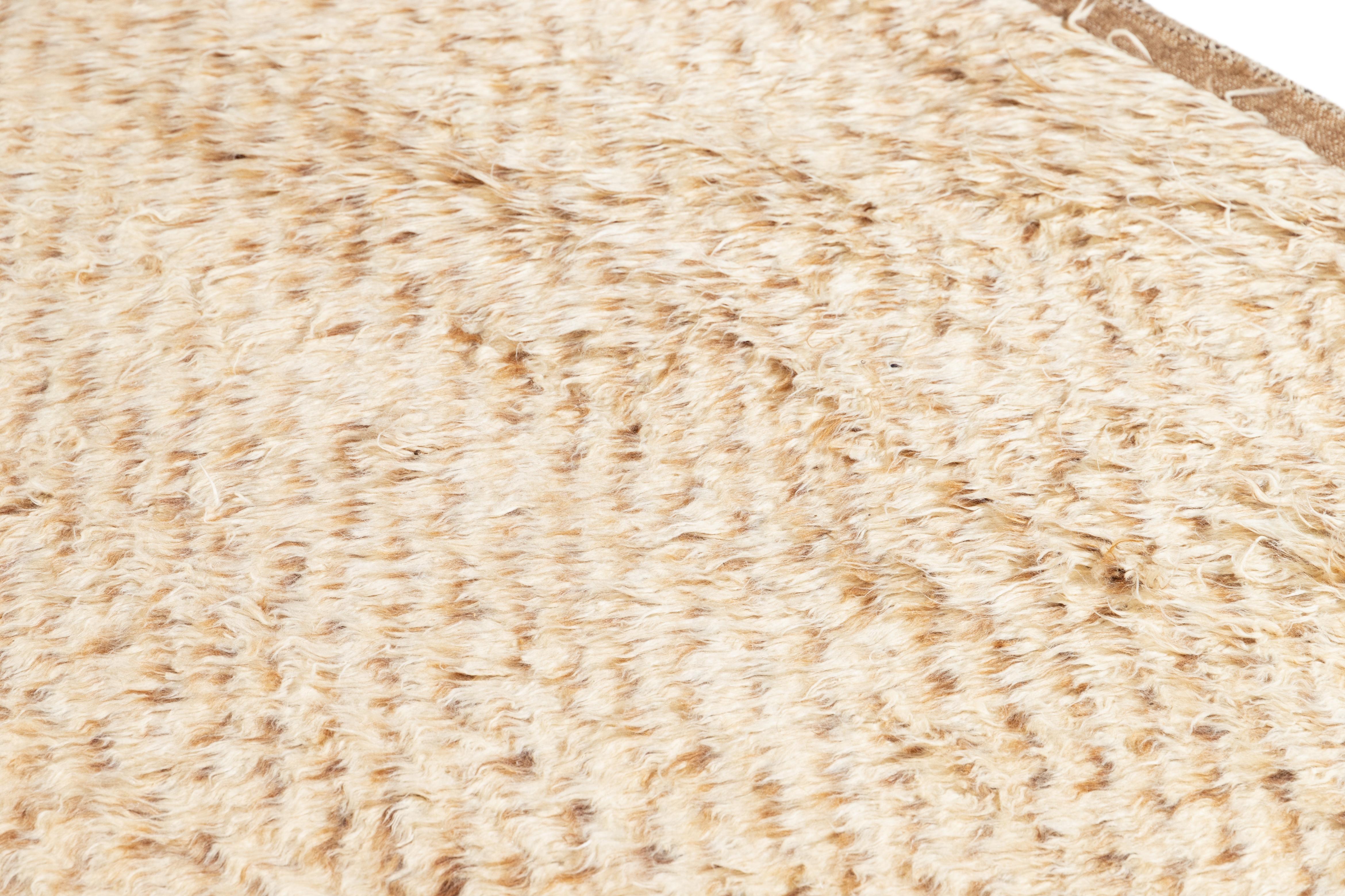 XXIe siècle et contemporain Tapis en laine Shag Contemporary Moroccan Style Handmade In Tan en vente