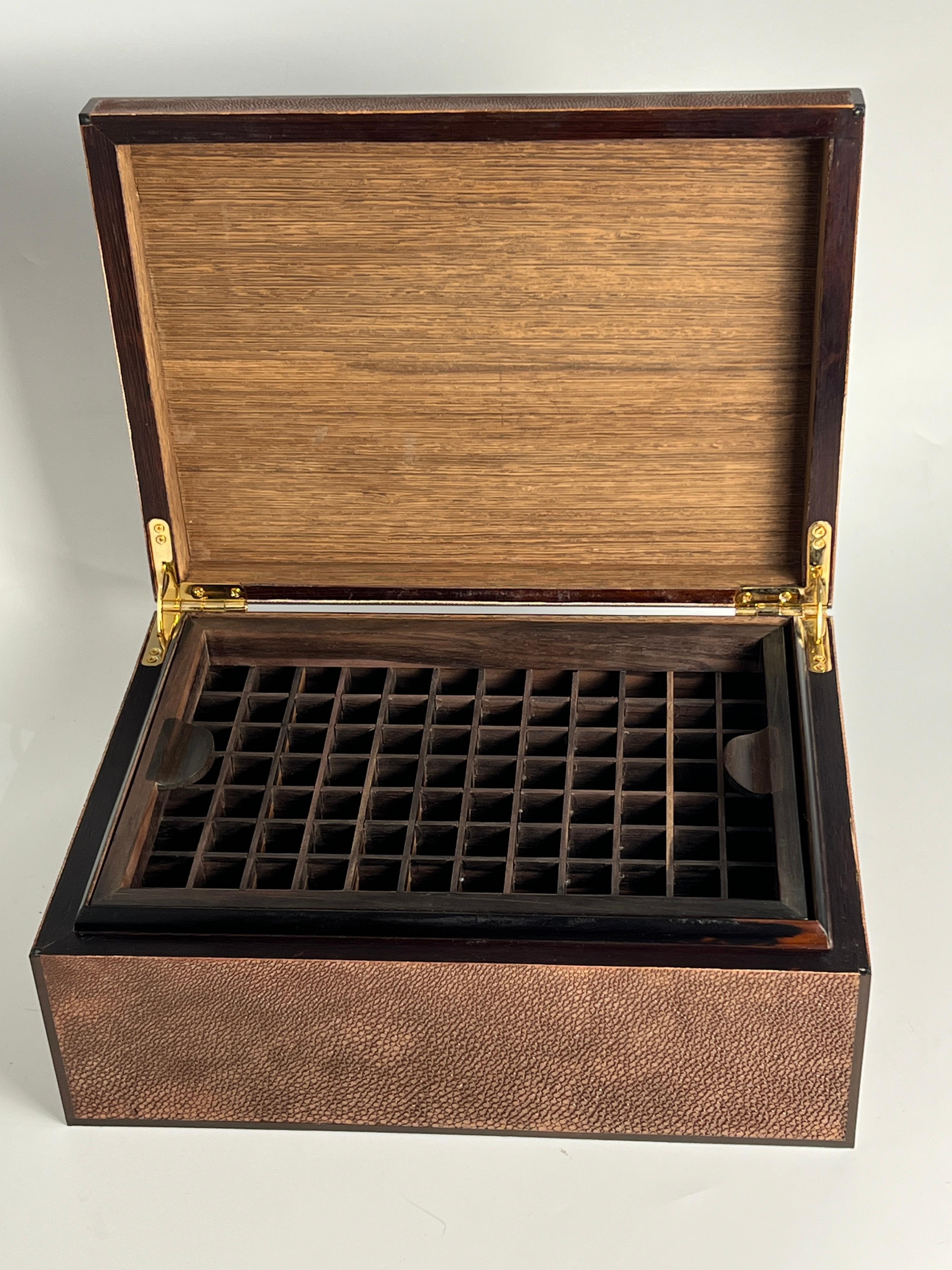 Boîte à humidificateur Art Déco en bois recouverte d'un galuchat de couleur brunâtre.  