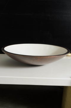 Bol peu profond contemporain en laque crème et cuivre de Robert Kuo