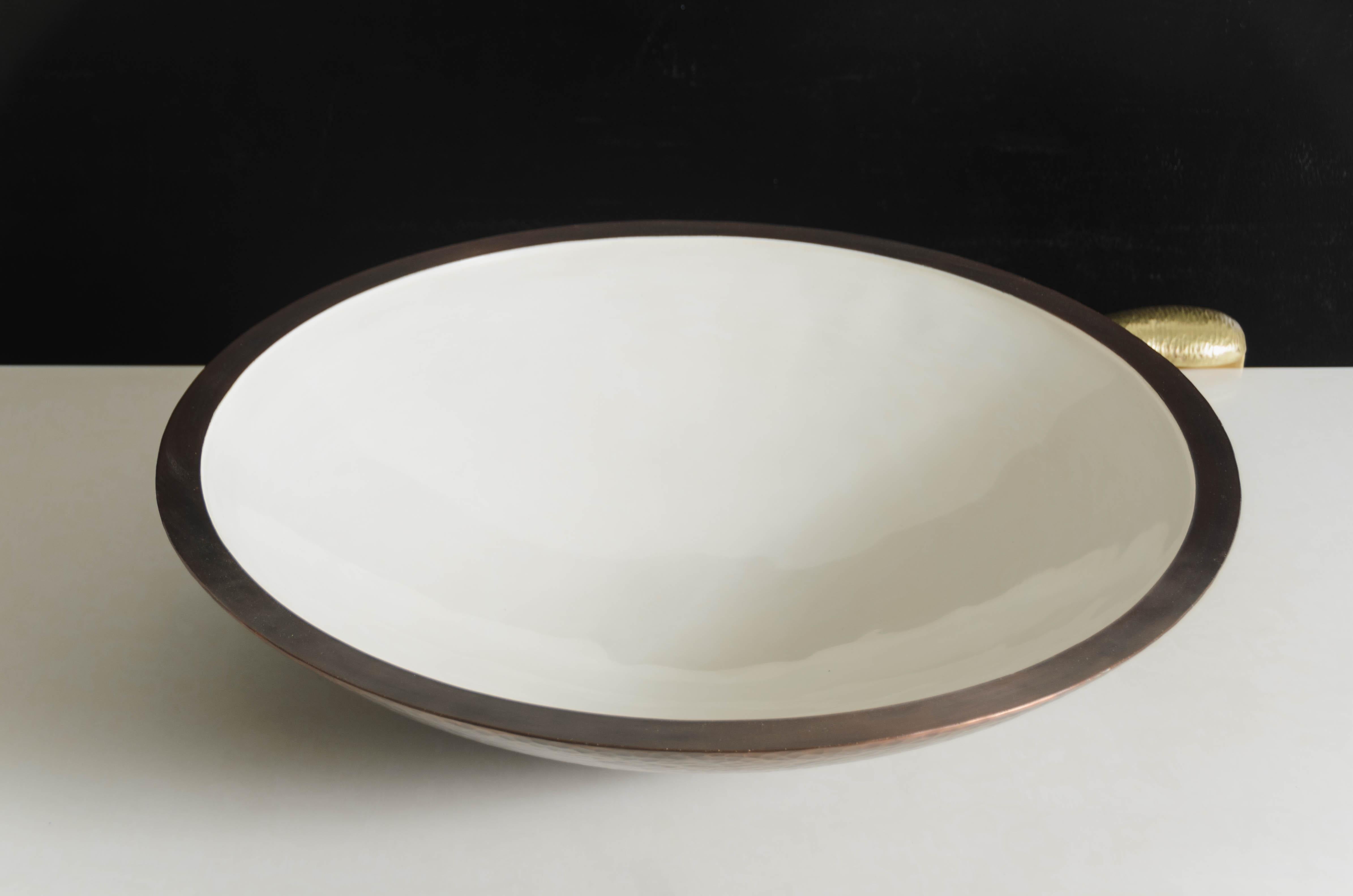 Mid-Century Modern Contemporary Shallow Bowl in Cream Lacquer and Copper by Robert Kuo For Sale
