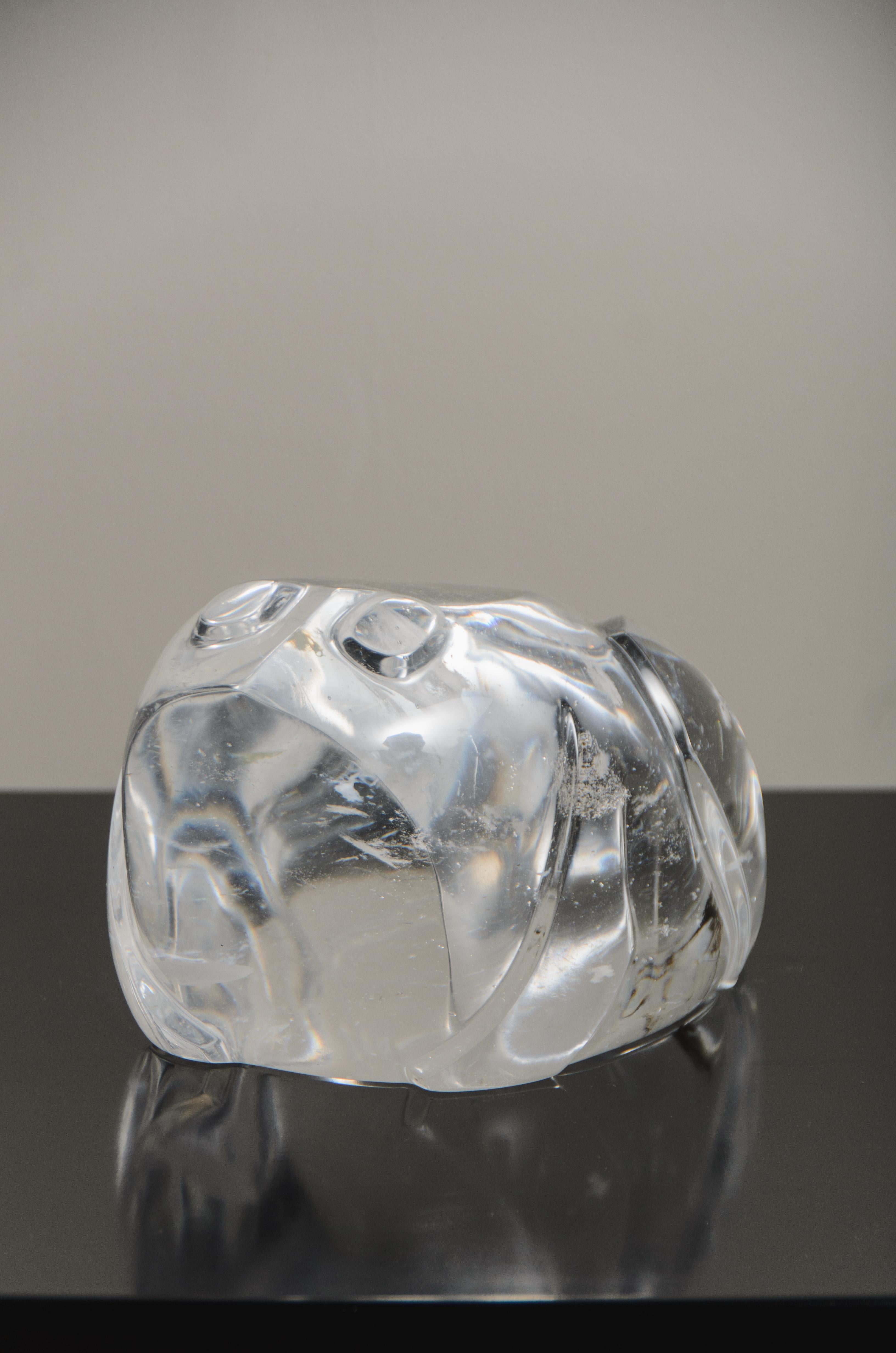Escultura de rana tallada de diseño Shang
Cristal
Tallado a mano
Edición limitada
Las inclusiones de cristal varían
Cada pieza se elabora individualmente y es única. 