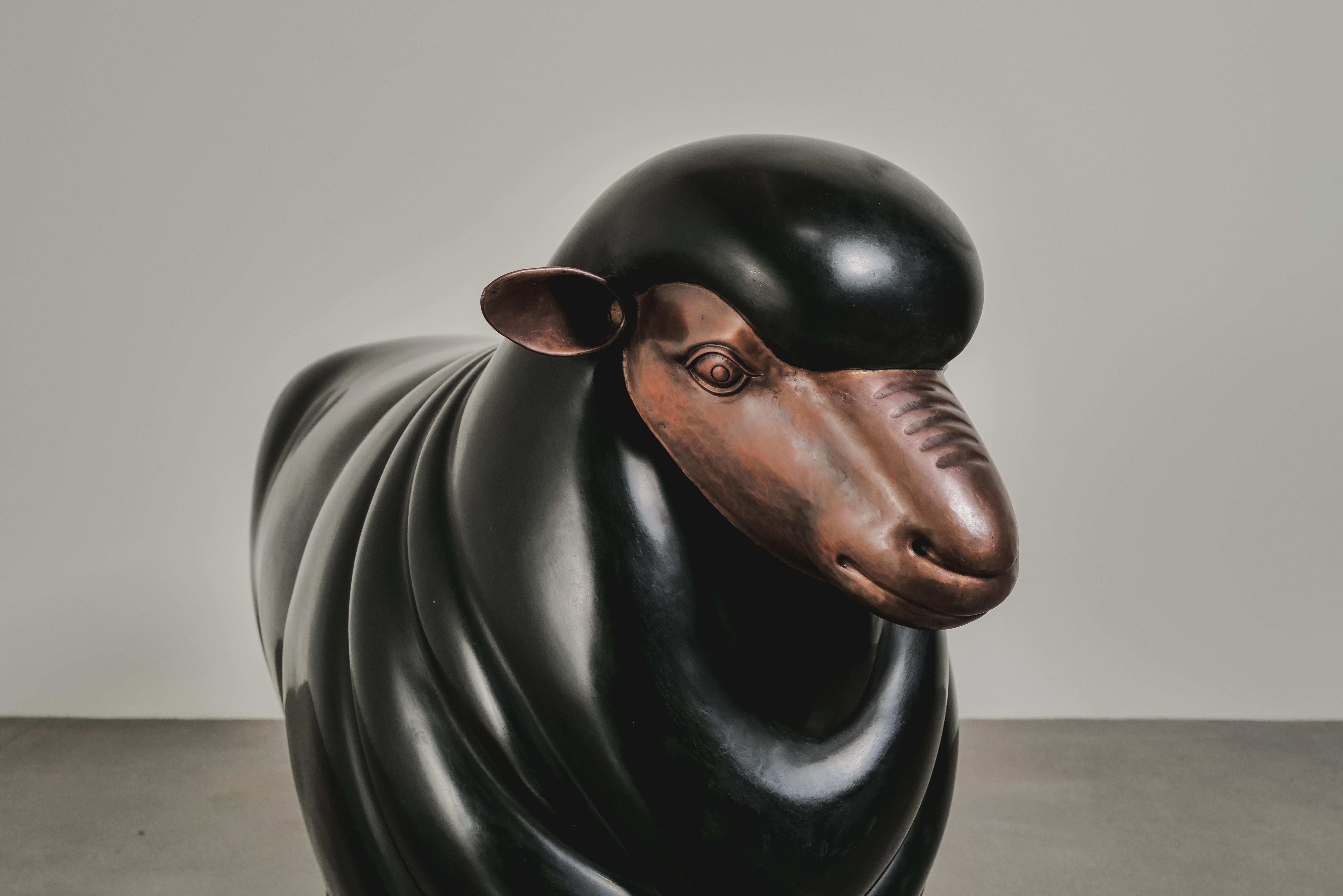 Escultura contemporánea de oveja (hembra) en laca negra y cobre de Robert Kuo Repujado en venta