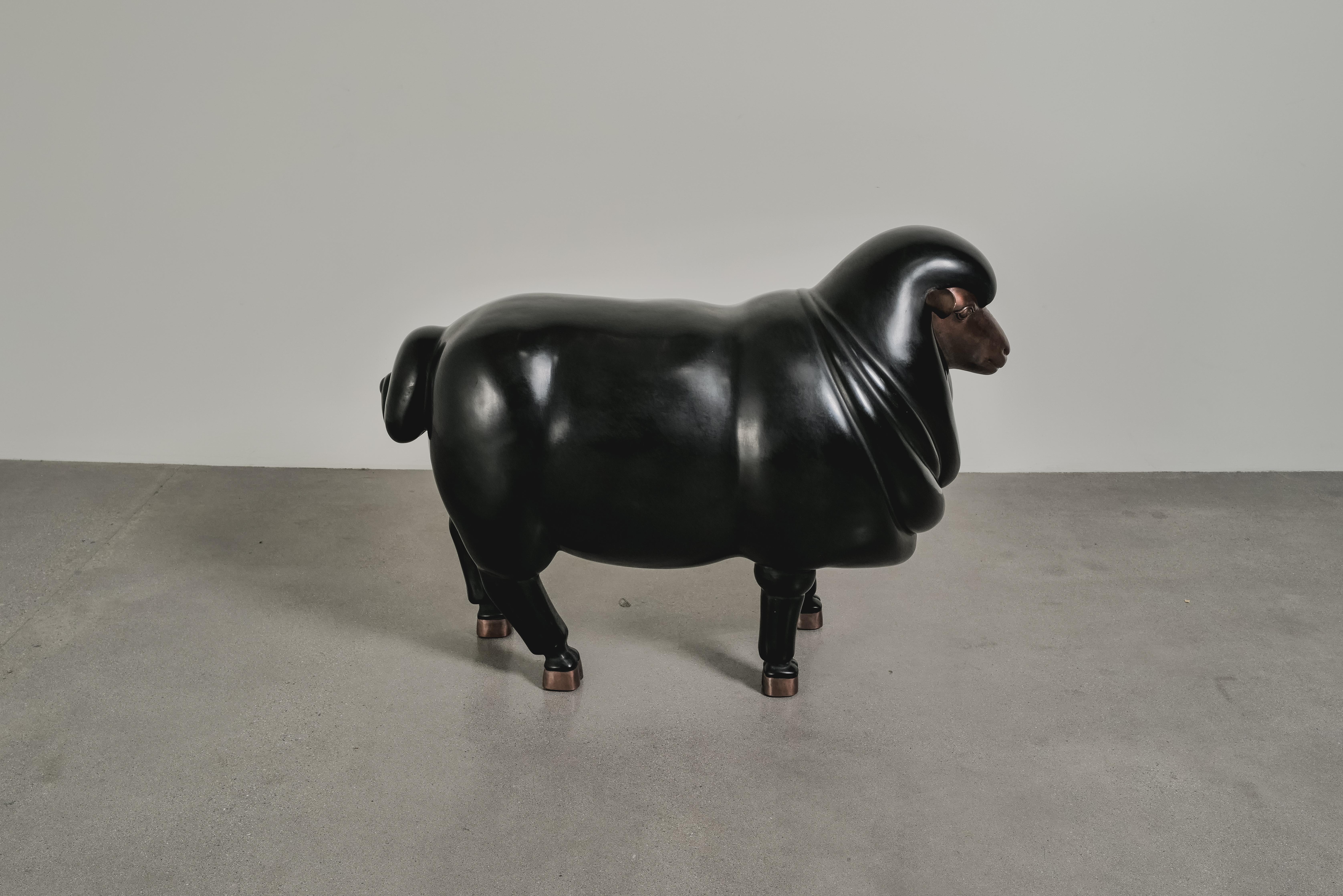 Escultura contemporánea de oveja (hembra) en laca negra y cobre de Robert Kuo en Nuevo estado para la venta en Los Angeles, CA