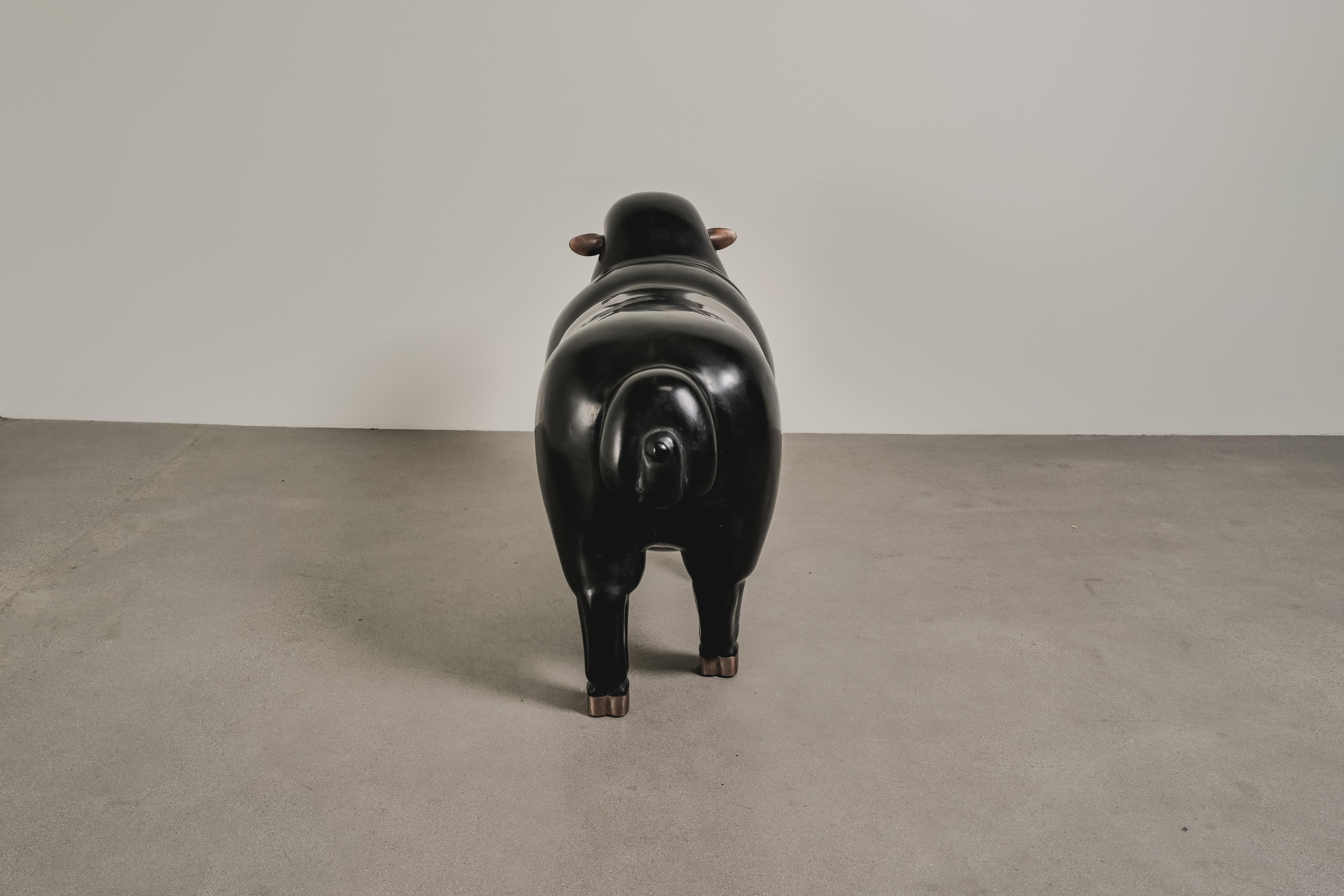 Escultura contemporánea de oveja (hembra) en laca negra y cobre de Robert Kuo Siglo XXI y contemporáneo en venta