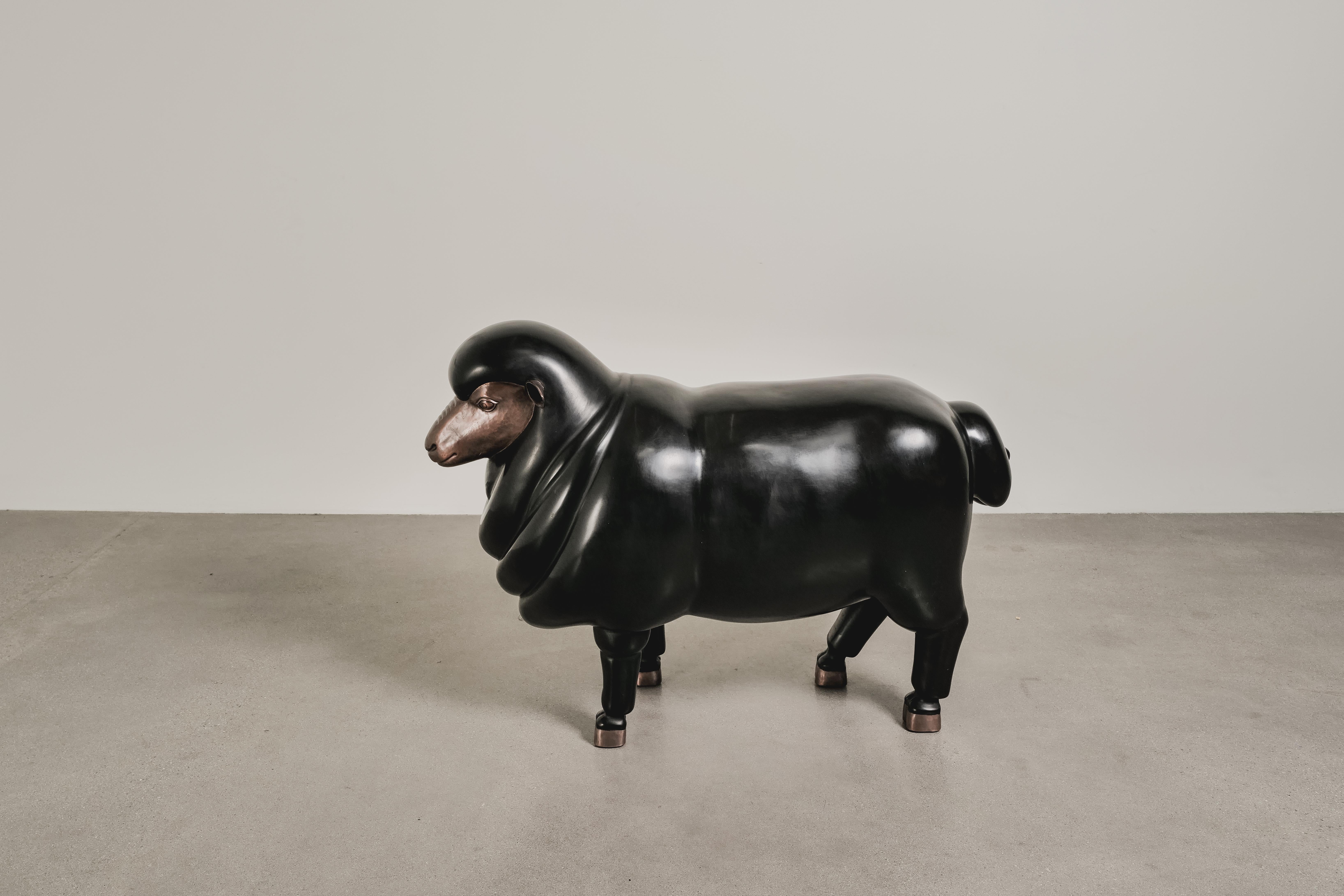 Escultura contemporánea de oveja (hembra) en laca negra y cobre de Robert Kuo Cobre en venta