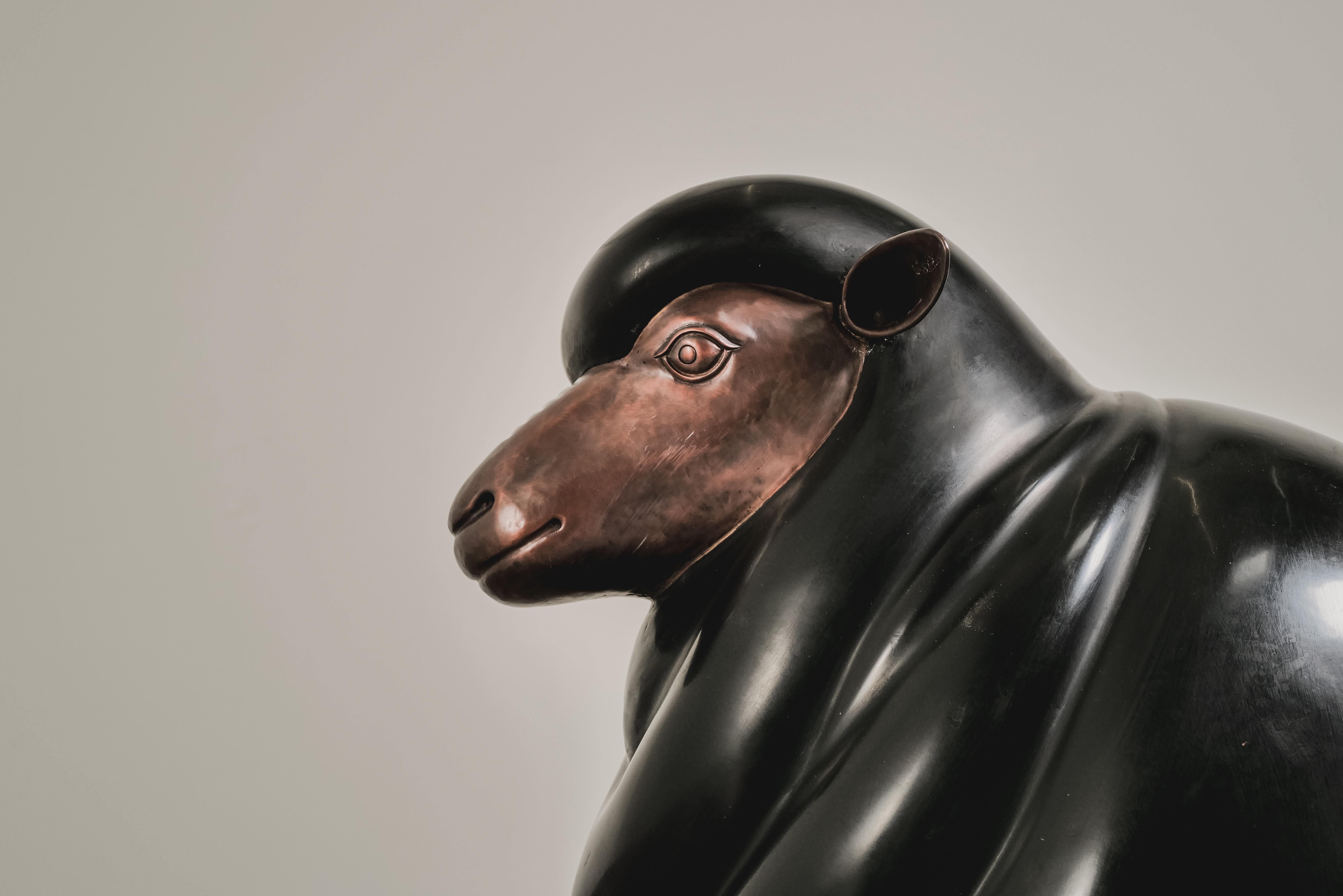 Escultura contemporánea de oveja (hembra) en laca negra y cobre de Robert Kuo en venta 1