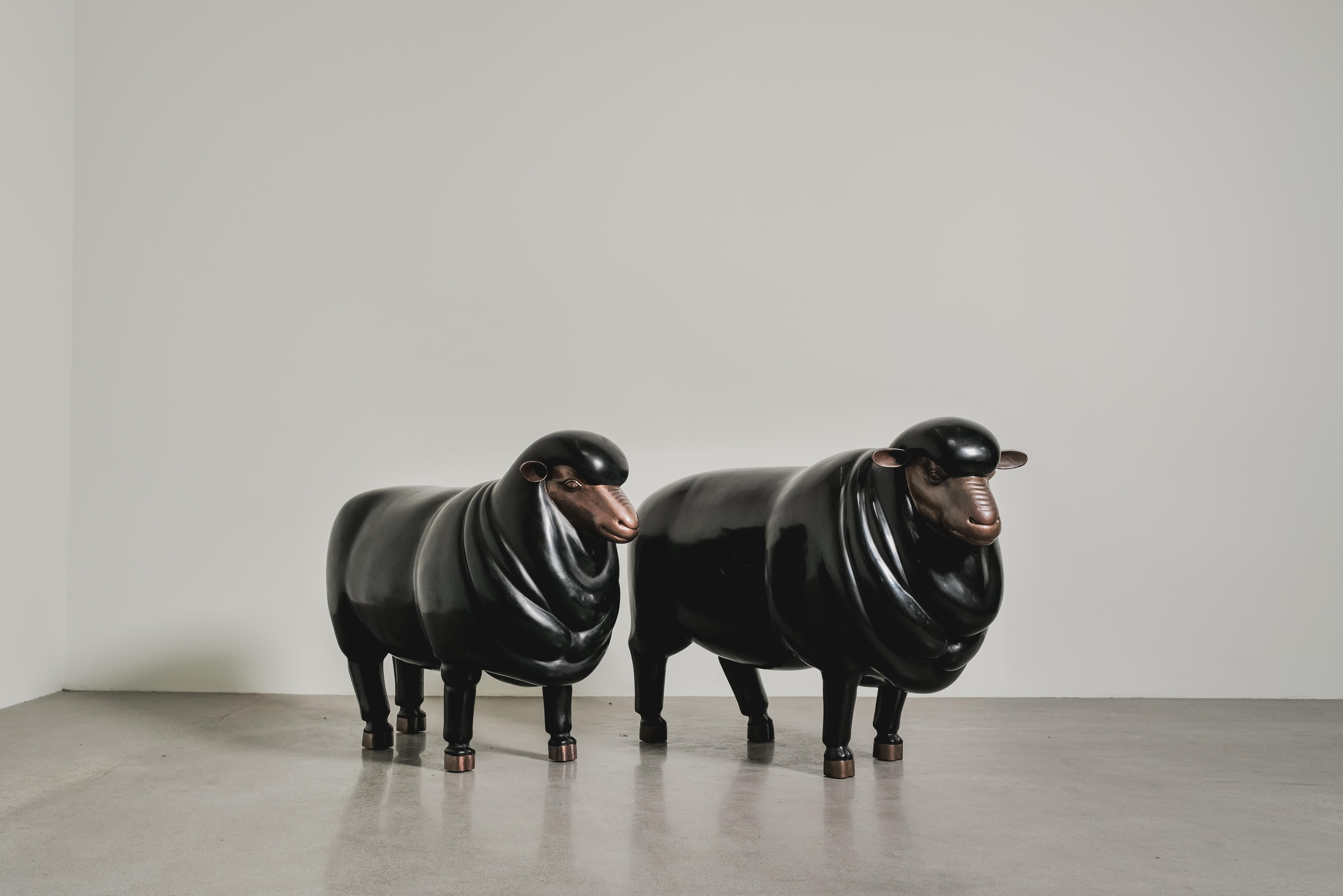 Escultura contemporánea de oveja (hembra) en laca negra y cobre de Robert Kuo en venta 2