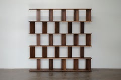 Zeitgenössischer Regal-Raumteiler „30/30 L“ aus Nussbaumholz von Casey Lurie Studio