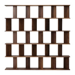 Estantería separadora contemporánea "30/30 L" en nogal de Casey Lurie Studio