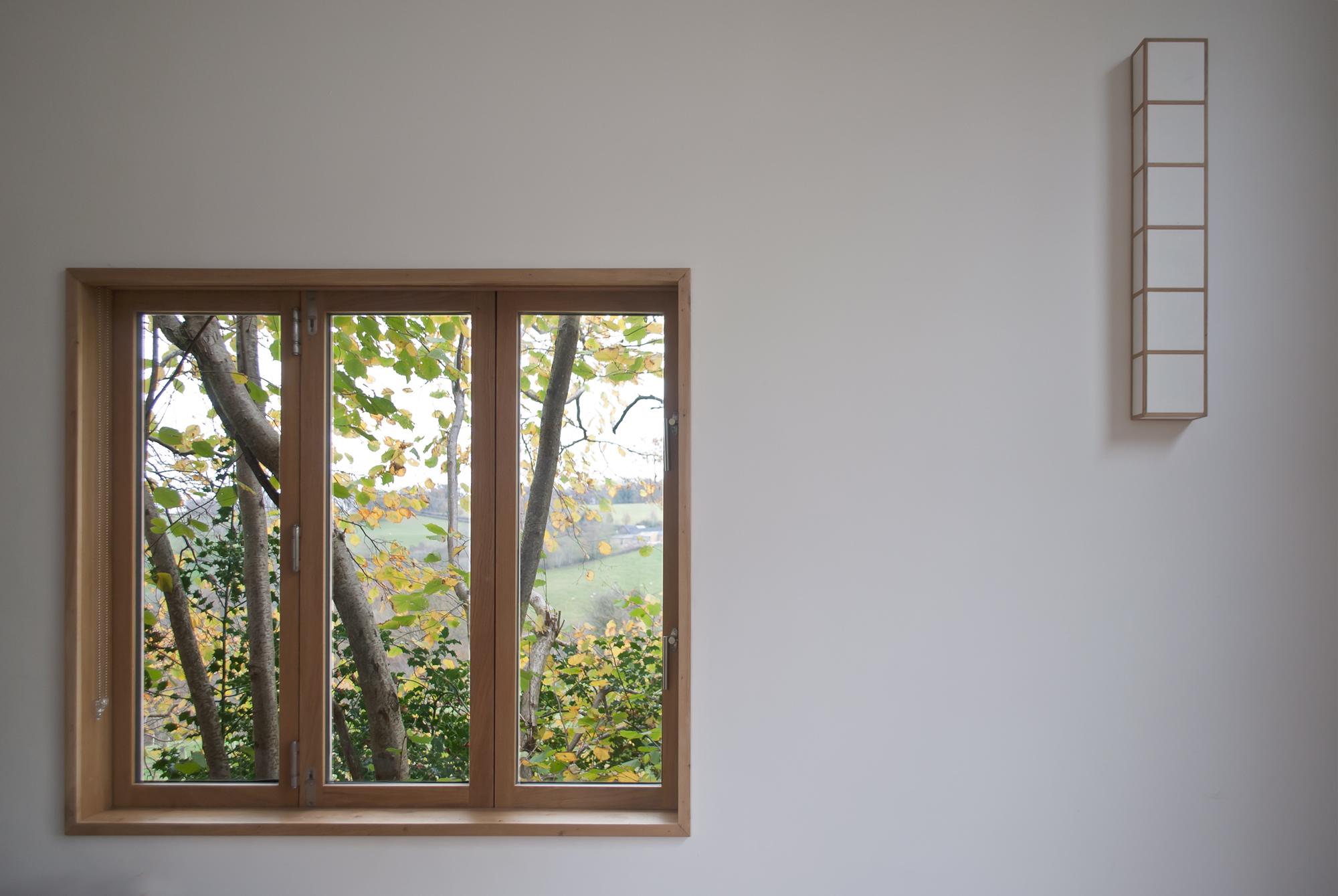 Zeitgenössische Shoji-Wandleuchte mit Rahmen aus Eichenholz und japanischer Papierleuchte (Britisch) im Angebot