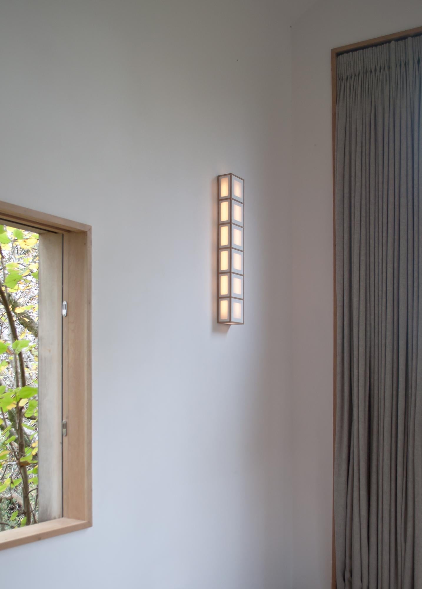 Zeitgenössische Shoji-Wandleuchte mit Rahmen aus Eichenholz und japanischer Papierleuchte im Zustand „Neu“ im Angebot in London, GB