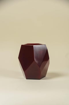 Vaso contemporaneo a sfaccettatura corta in vetro di Pechino color lampone di Robert Kuo
