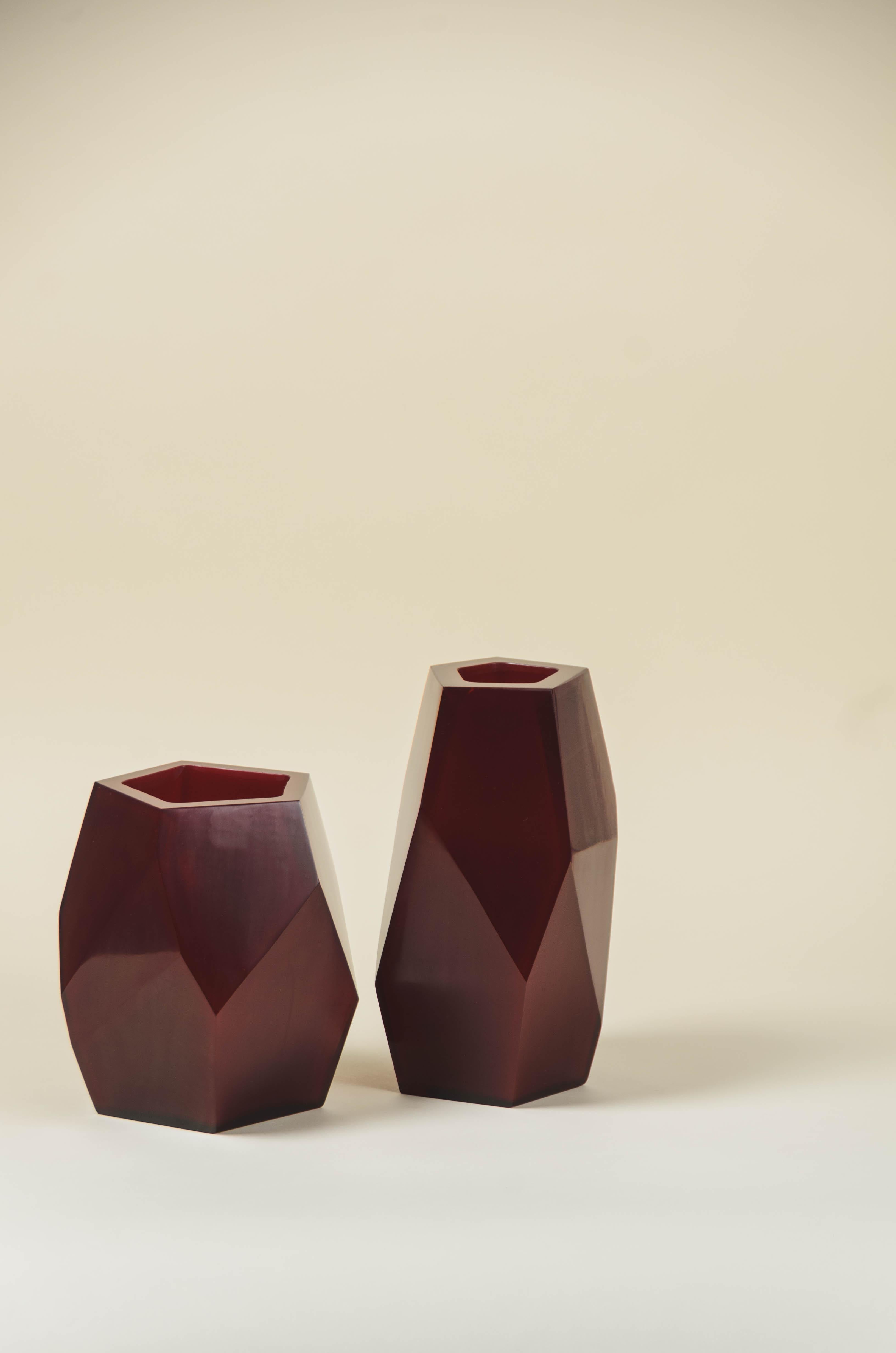 Contemporary Short Facet Vase in Raspberry Peking Glass by Robert Kuo In New Condition For Sale In Los Angeles, CA