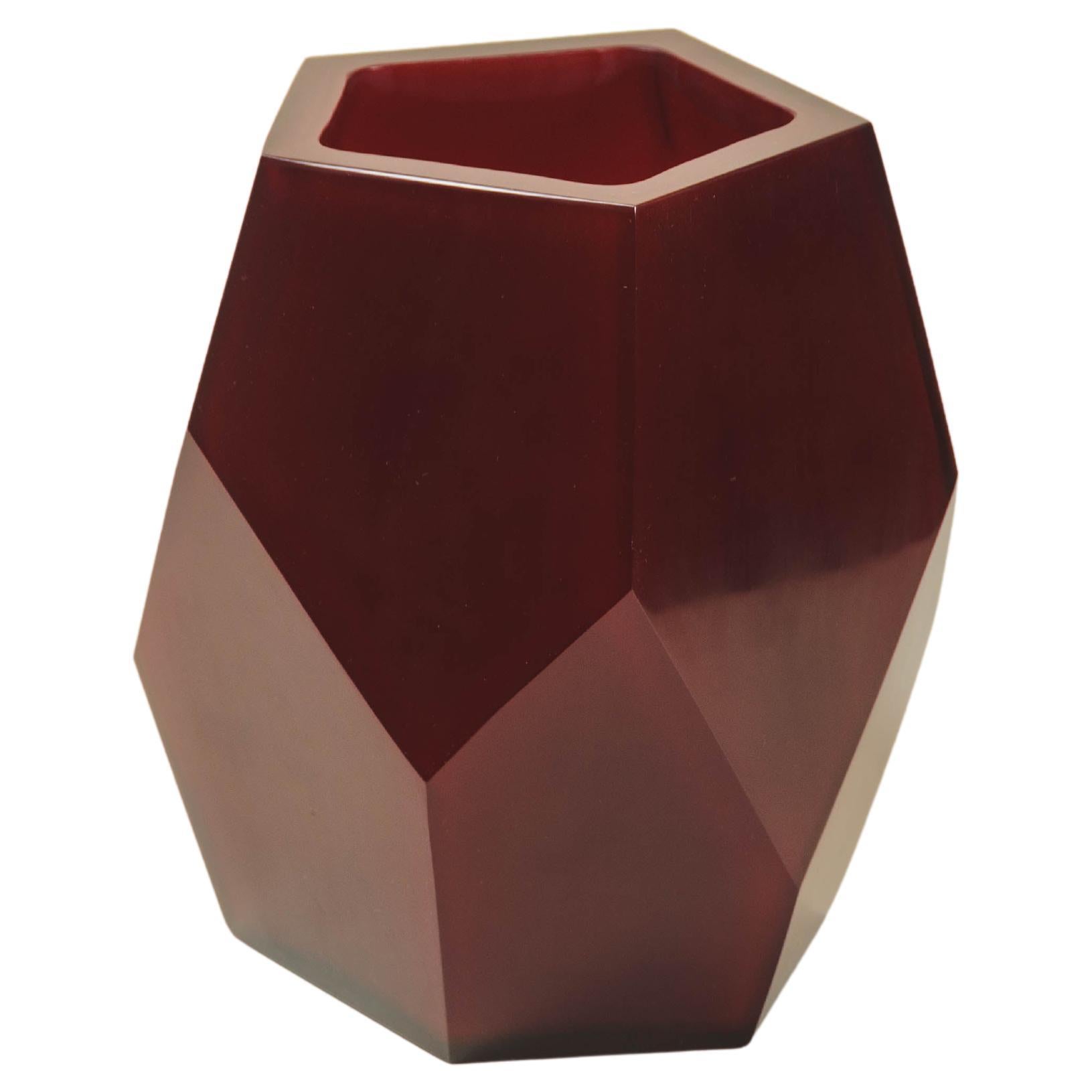 Vase contemporain à courts facettes en verre pékinois framboise de Robert Kuo