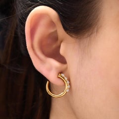 Orecchini a cerchio contemporanei con diamanti SI Clarity HI Color Oro giallo 18 ct.