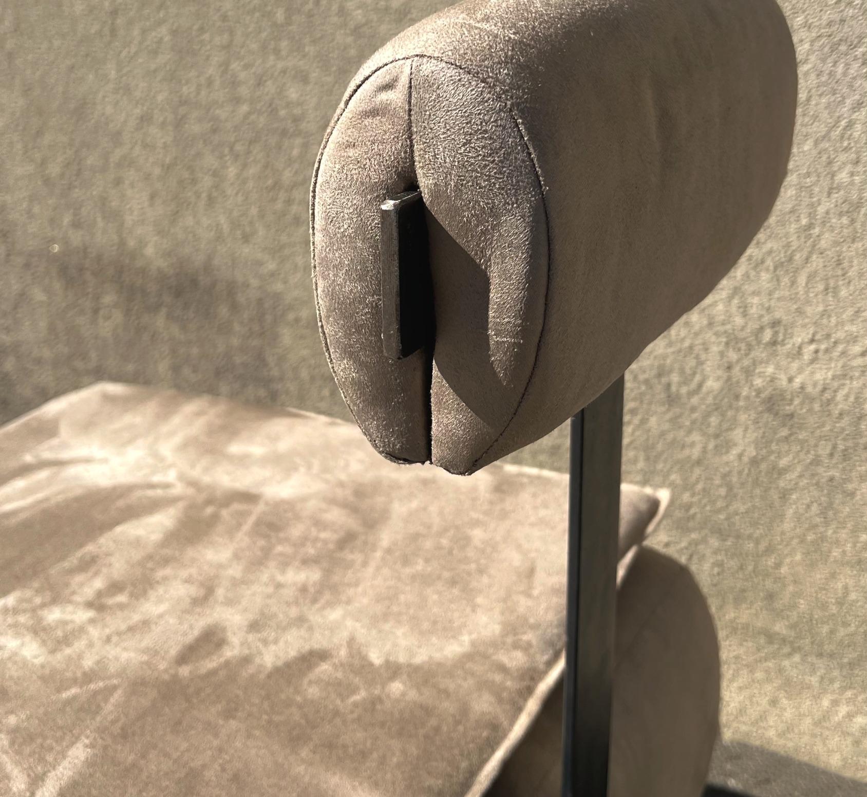 Acier Fauteuil de salle à manger sicilien contemporain en forme de serviette en vente