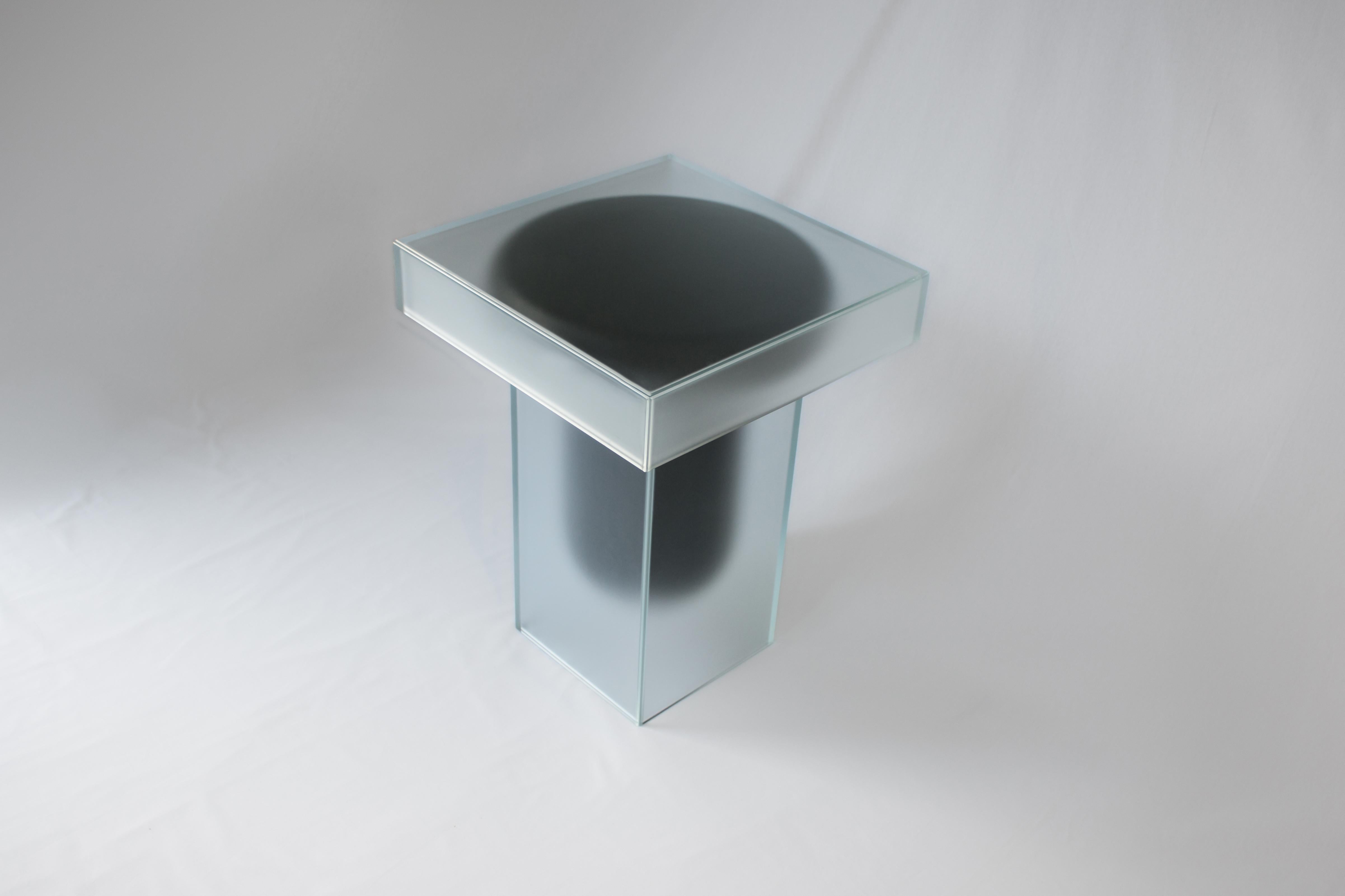 Mesa auxiliar contemporánea de cristal esmerilado y negro en venta 8