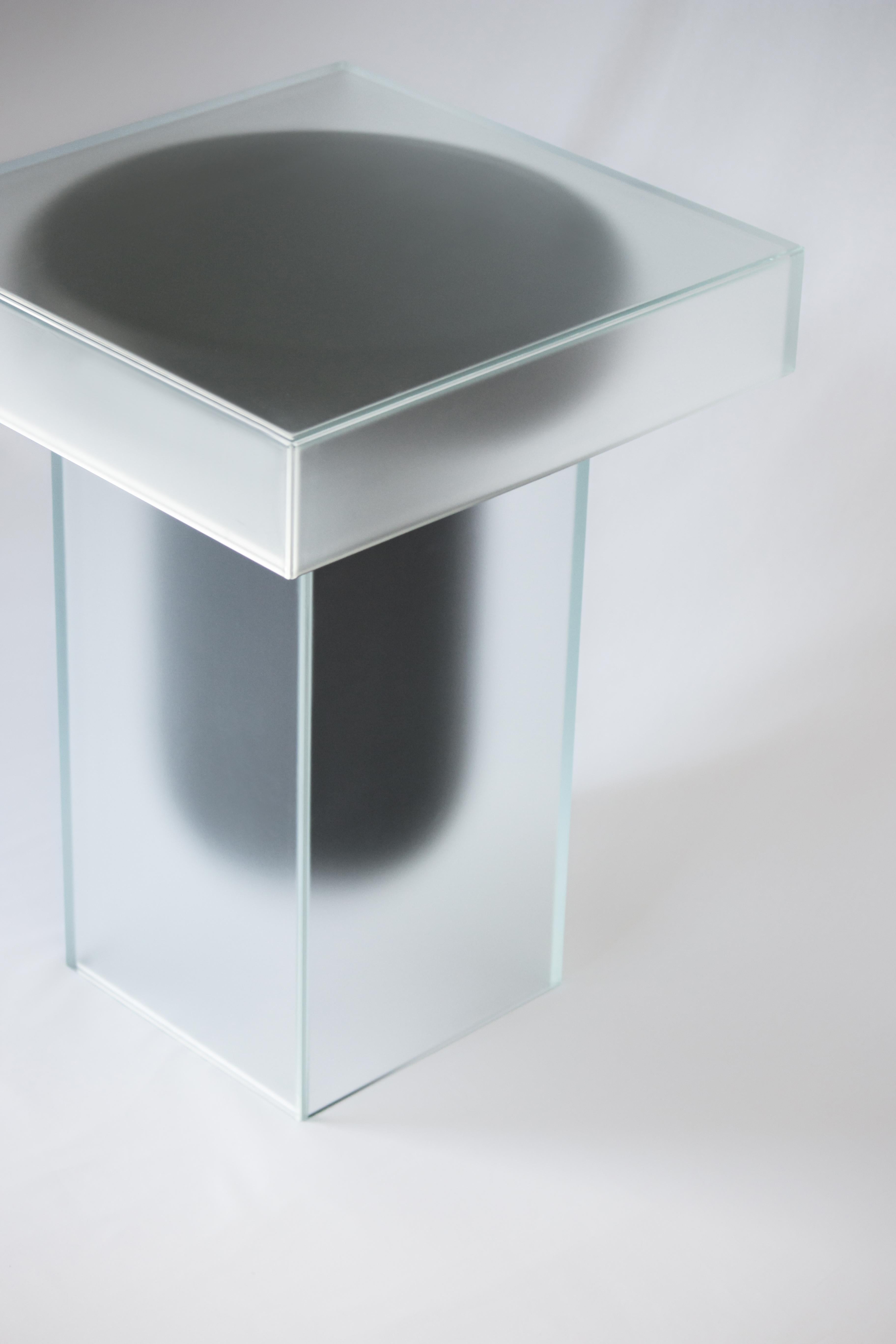 Zeitgenössischer Beistelltisch aus mattiertem Glas und schwarz im Angebot 11