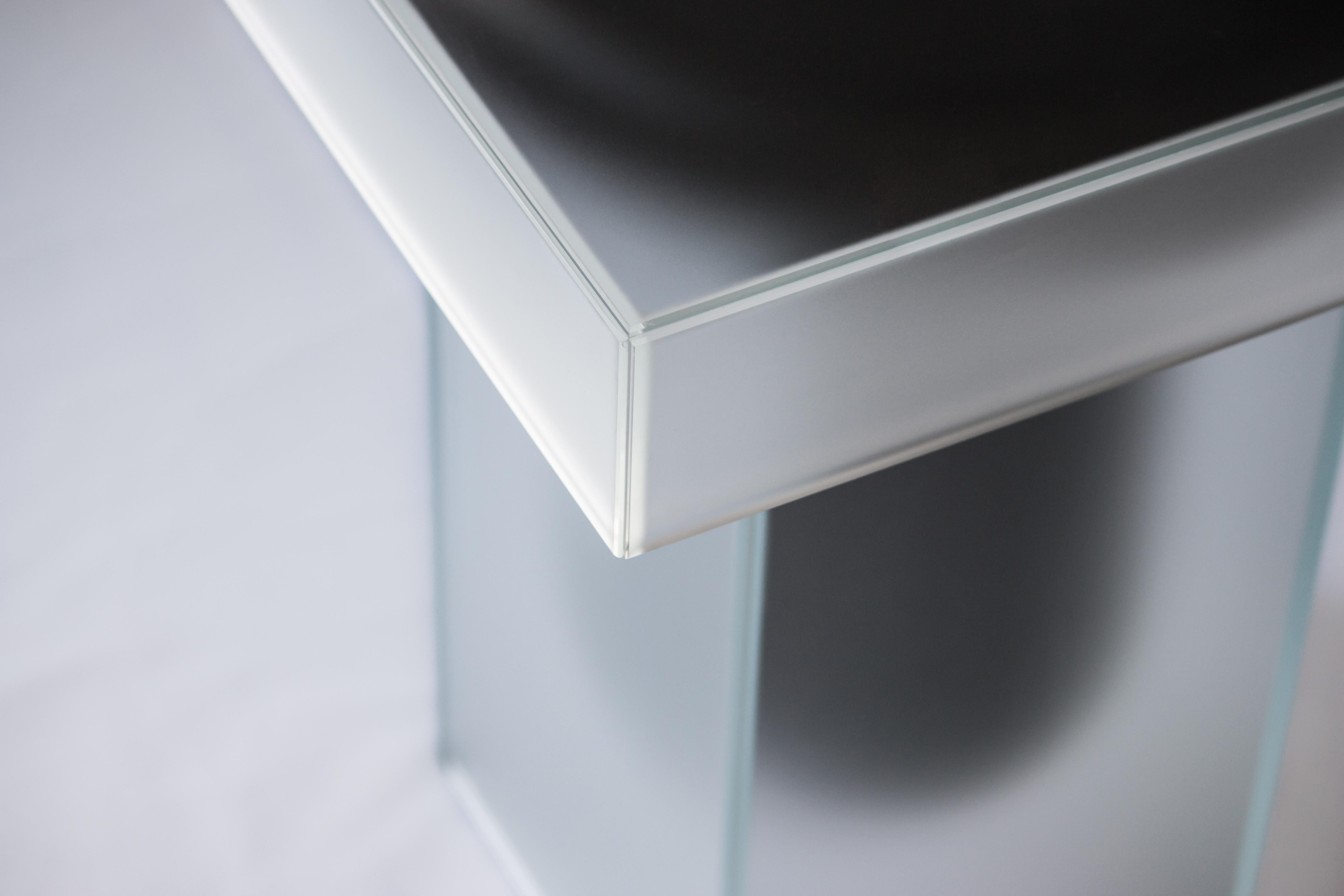 Mesa auxiliar contemporánea de cristal esmerilado y negro en venta 11