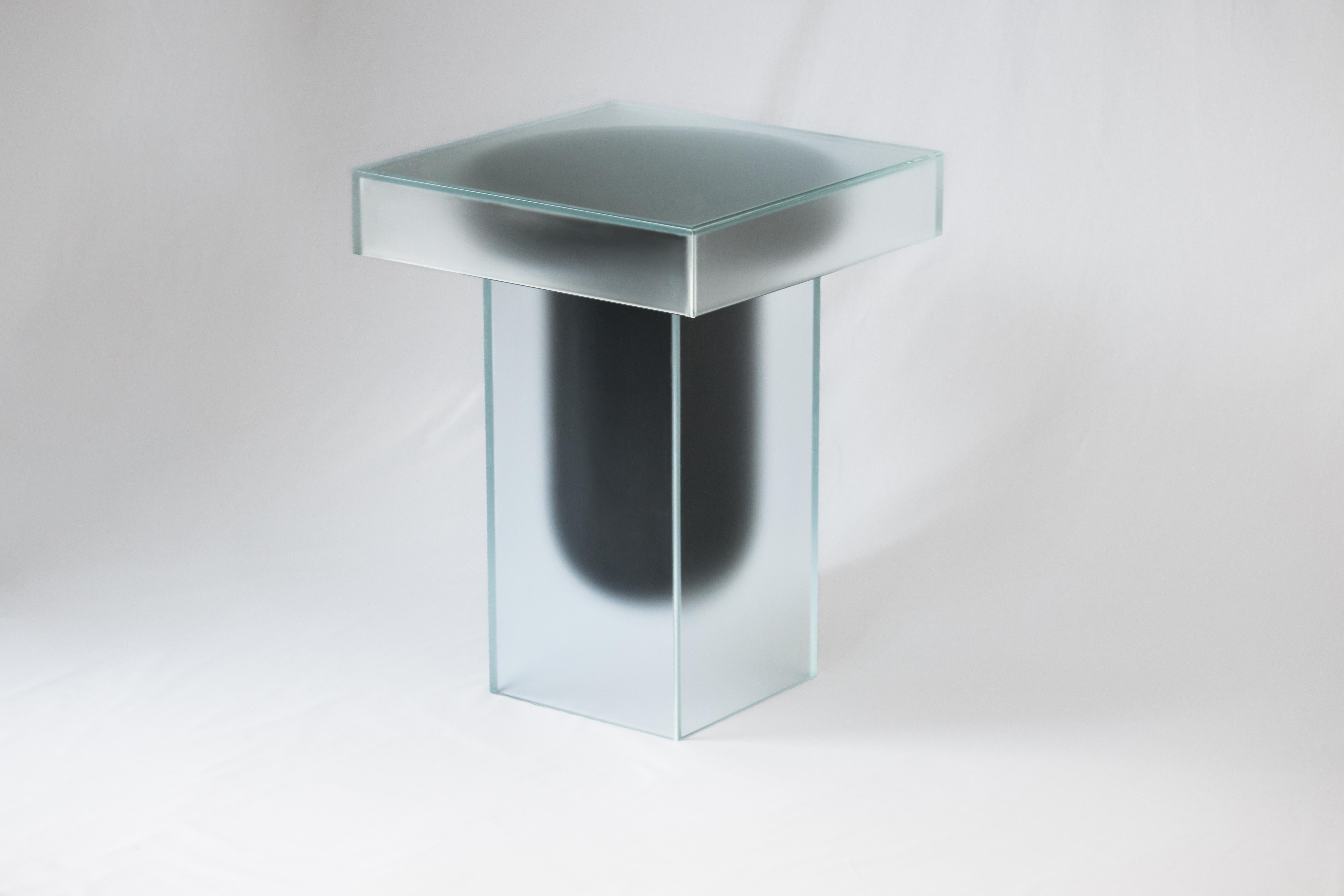 Zeitgenössischer Beistelltisch aus mattiertem Glas und schwarz im Angebot 13