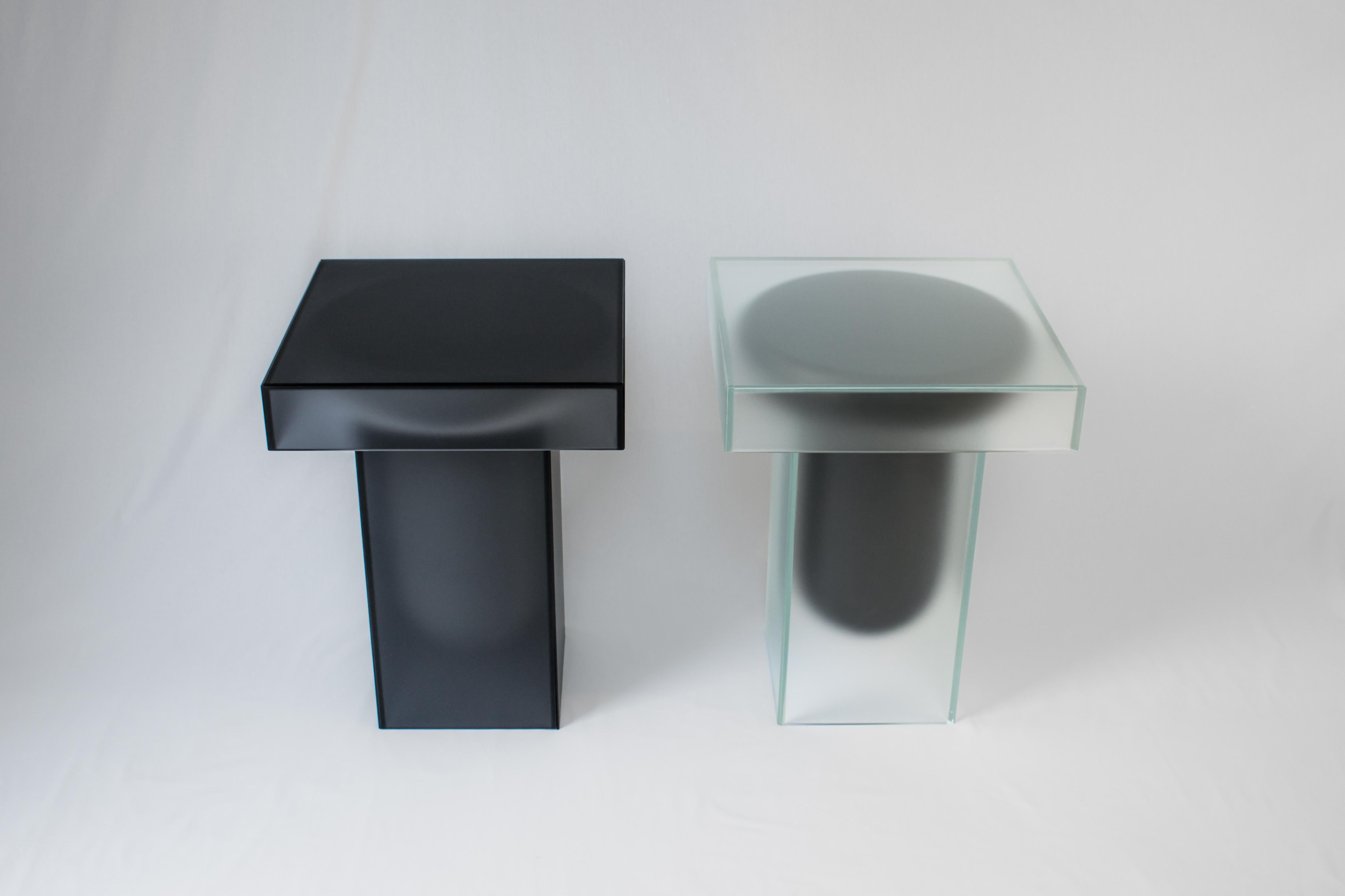 Zeitgenössischer Beistelltisch aus mattiertem Glas und schwarz (Moderne) im Angebot