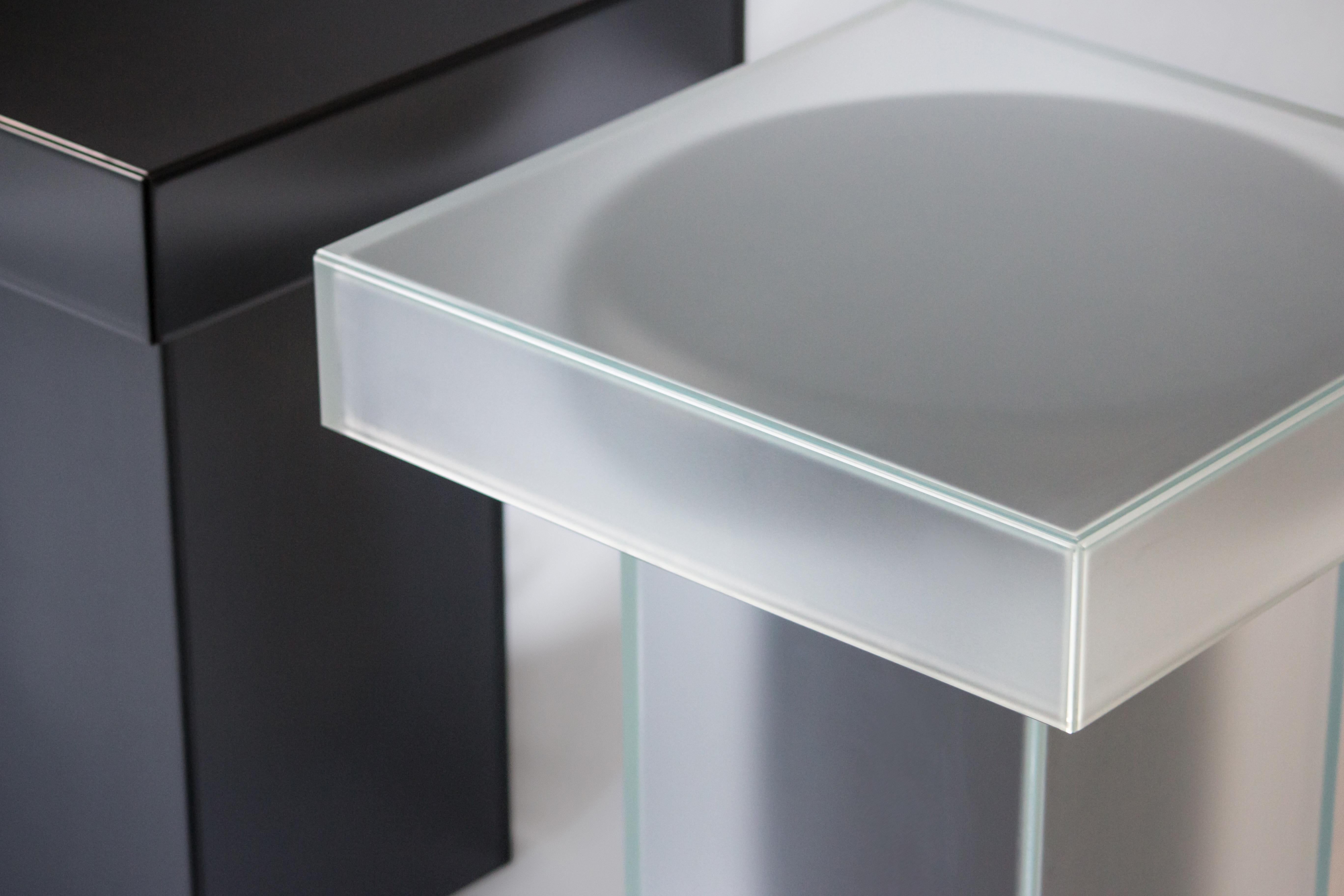Mesa auxiliar contemporánea de cristal esmerilado y negro en venta 1