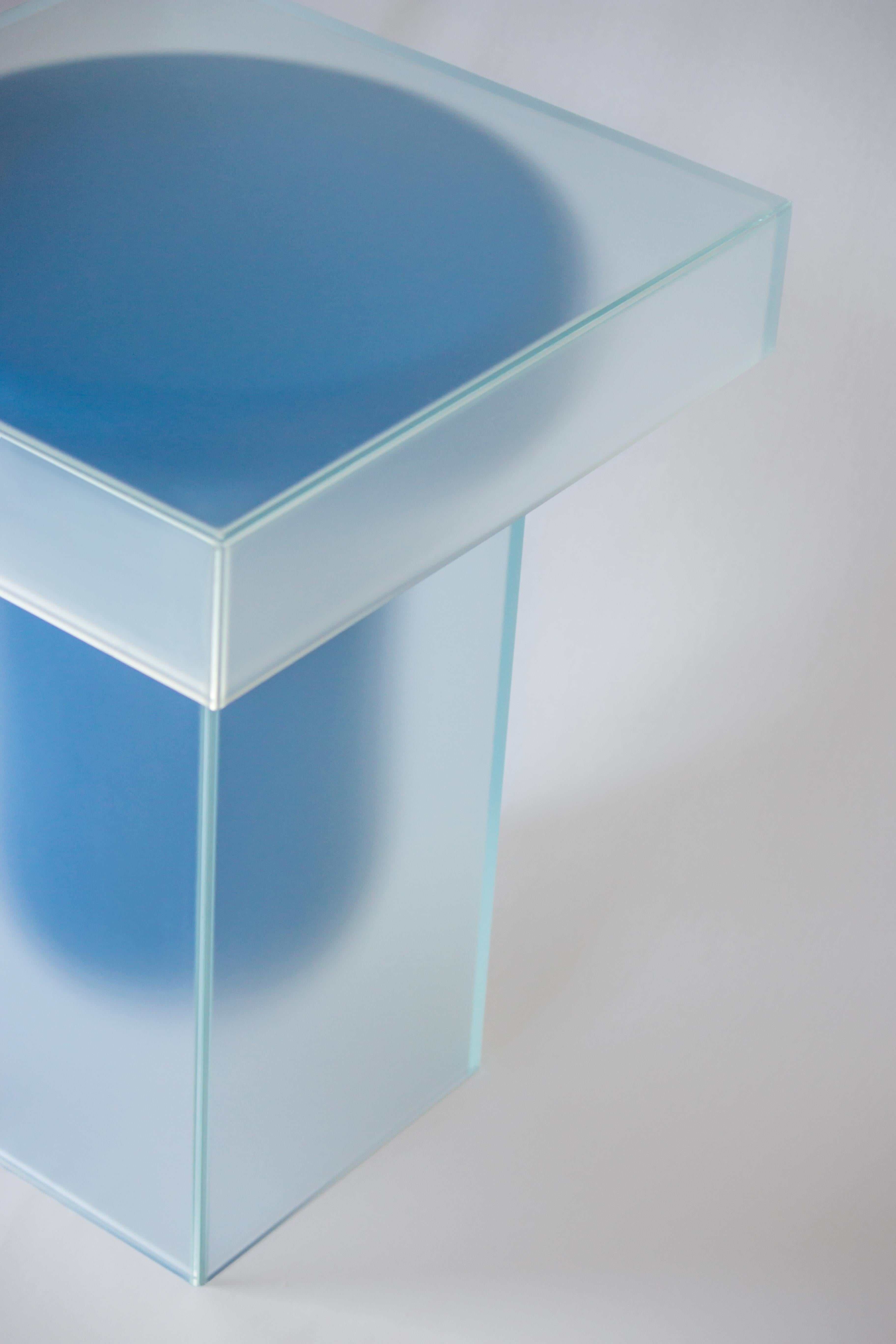 Zeitgenössischer Beistelltisch aus Milchglas und blauem Glas im Angebot 5