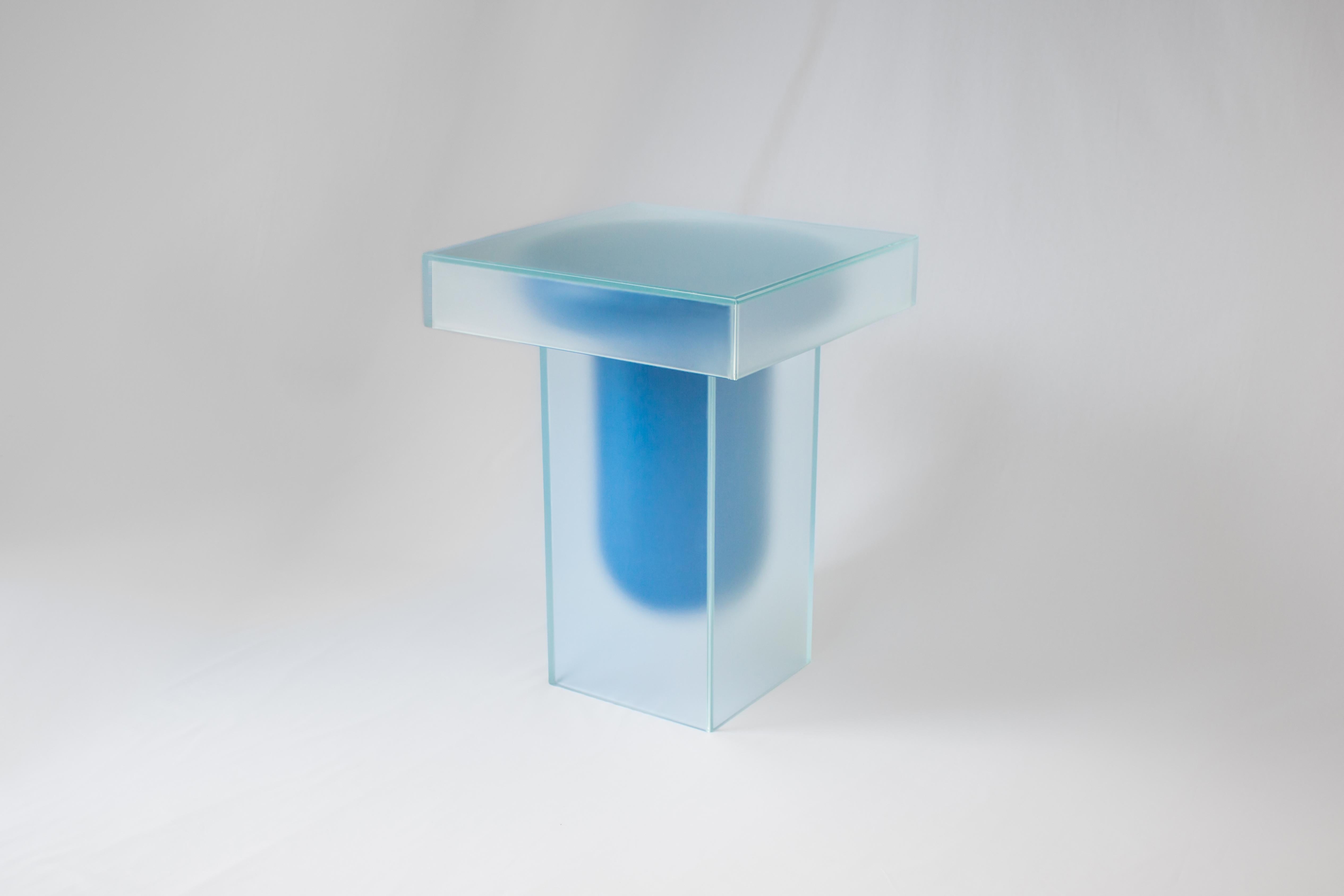 Zeitgenössischer Beistelltisch aus Milchglas und blauem Glas (Mattiert) im Angebot