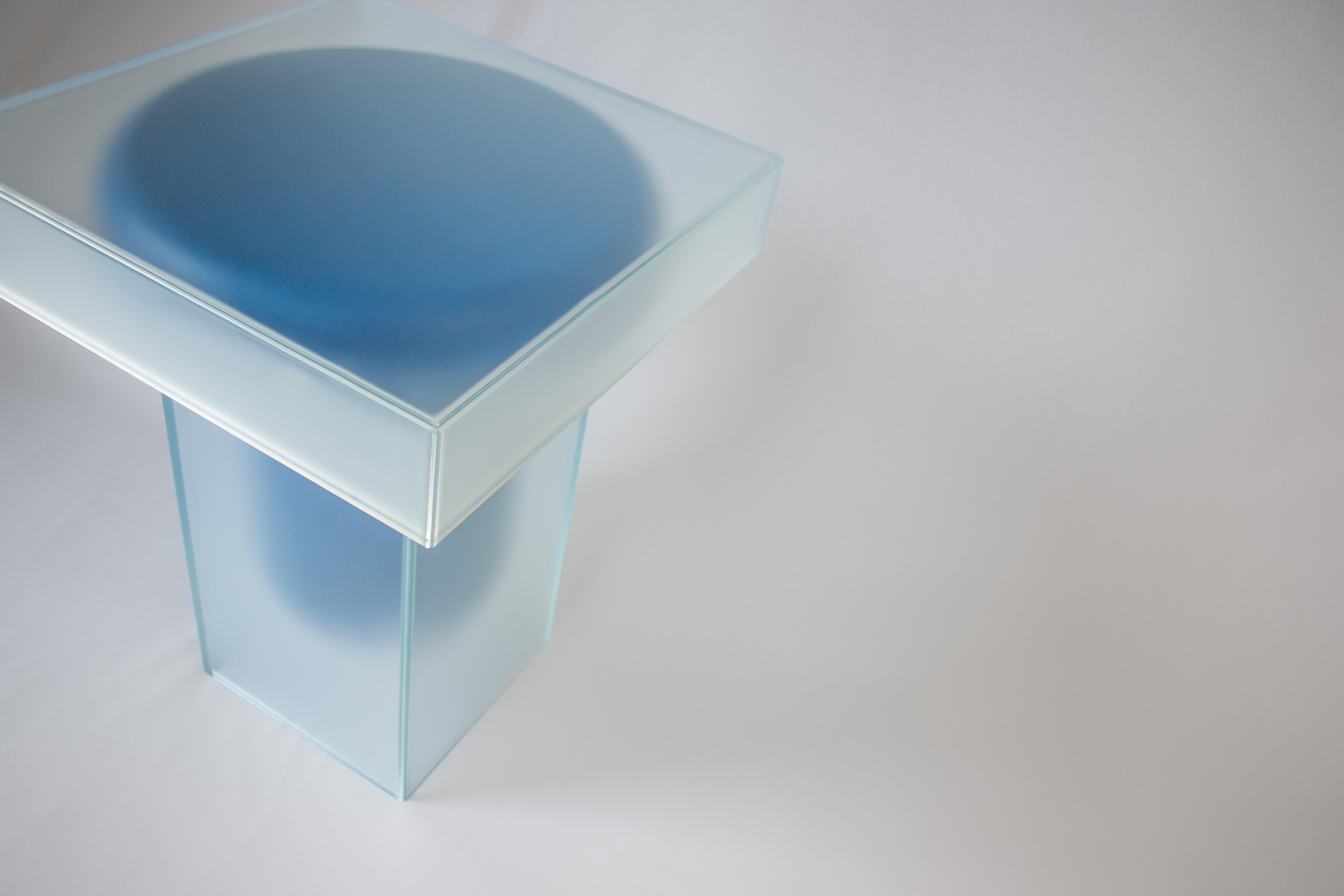 Zeitgenössischer Beistelltisch aus Milchglas und blauem Glas im Zustand „Neu“ im Angebot in London, GB