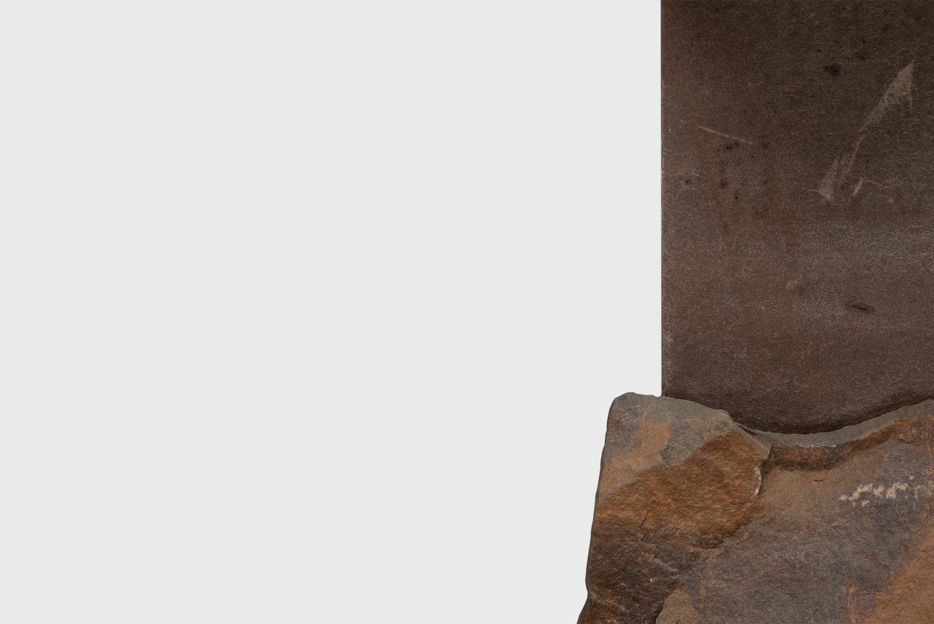 Zeitgenössischer Beistelltisch 1, Grauwacke, gebrochener grauer Stein, Carsten in der Elst im Zustand „Neu“ im Angebot in Barcelona, ES