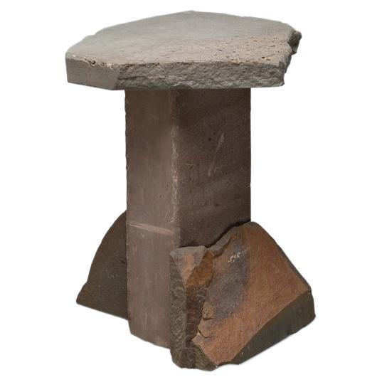 Zeitgenössischer Beistelltisch 1, Grauwacke, gebrochener grauer Stein, Carsten in der Elst im Angebot