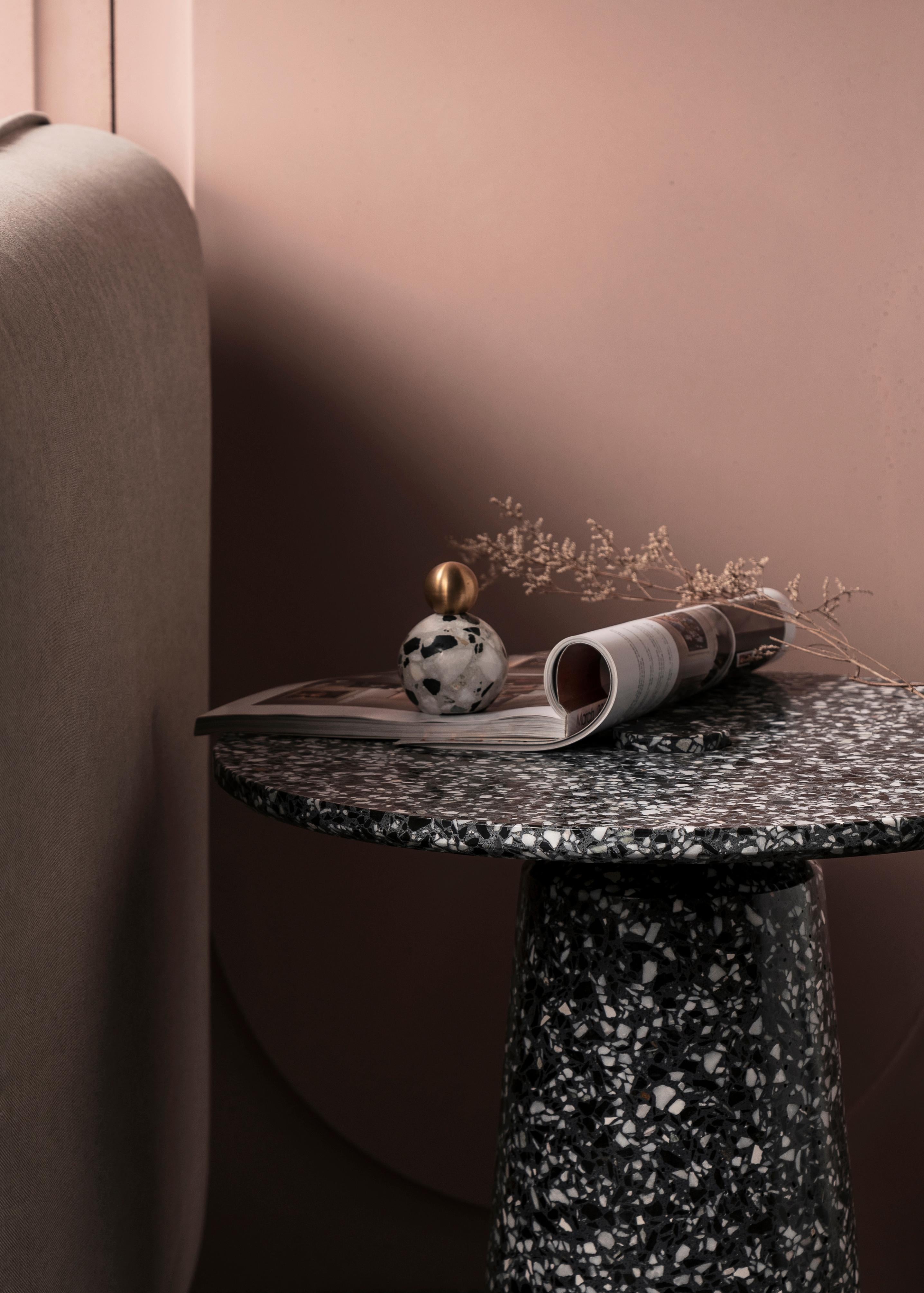 Chinois Table d'appoint contemporaine '8' en terrazzo noir en vente