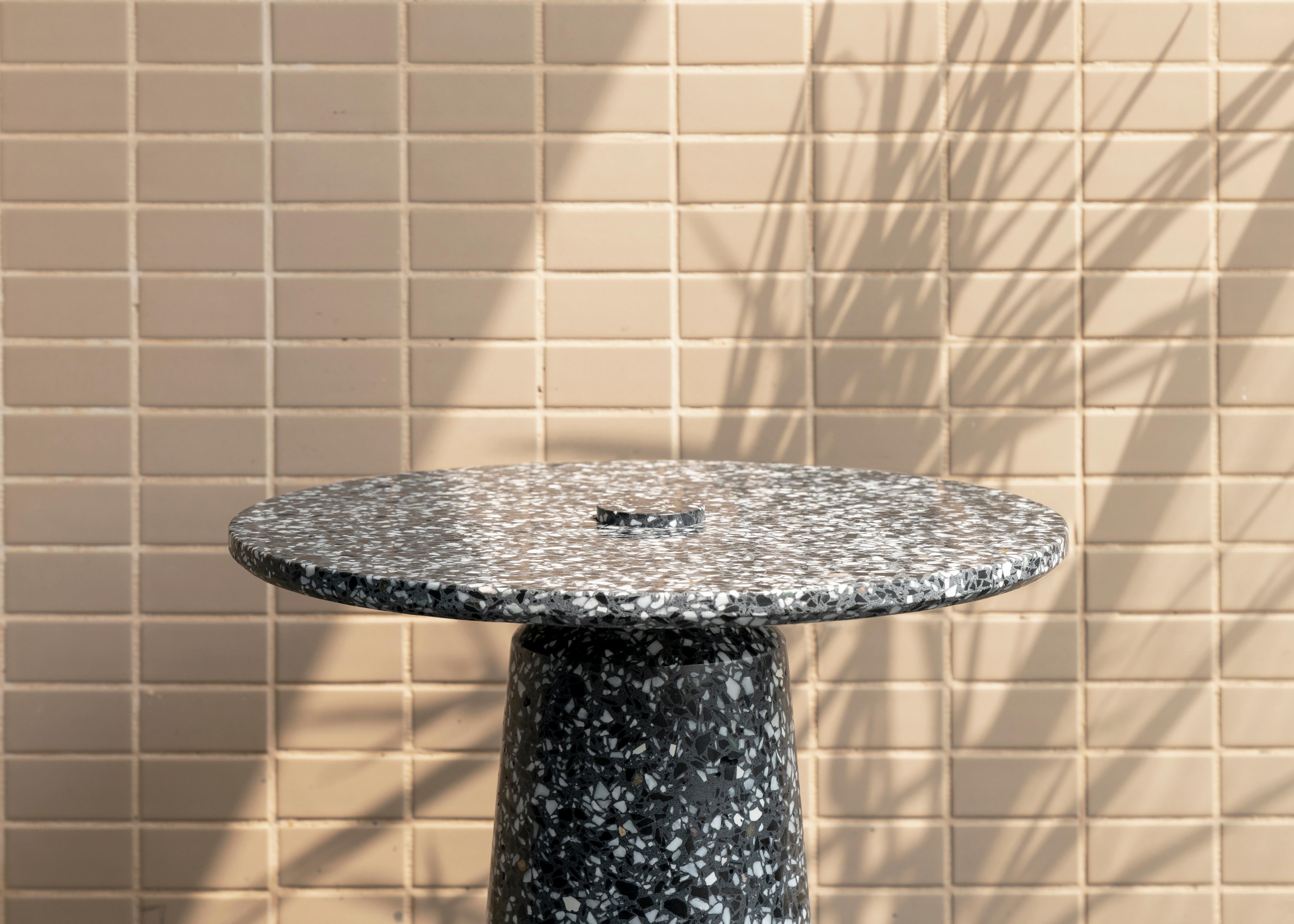 Béton Table d'appoint contemporaine '8' en terrazzo blanc en vente