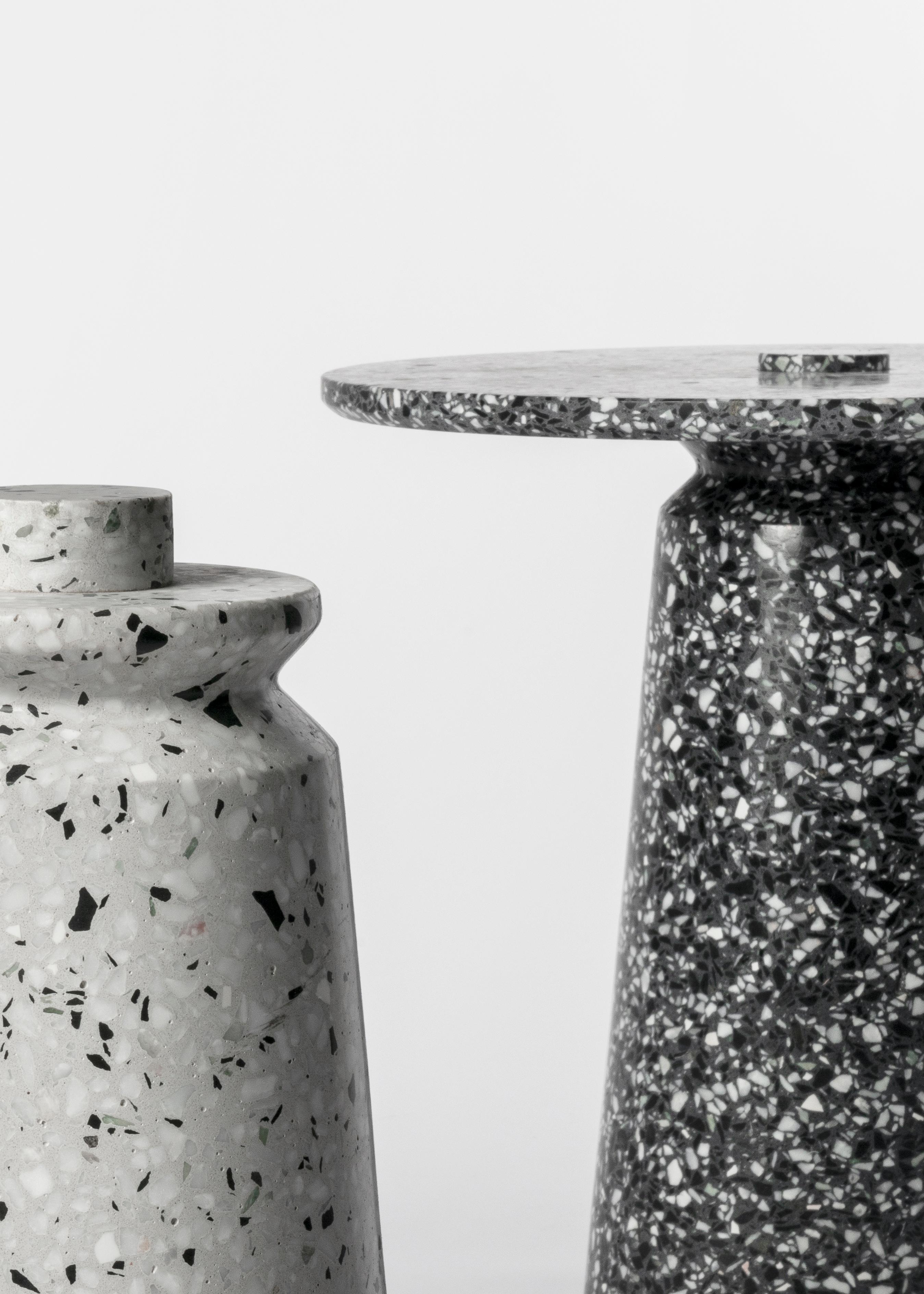 Table d'appoint contemporaine '8' en terrazzo blanc en vente 2