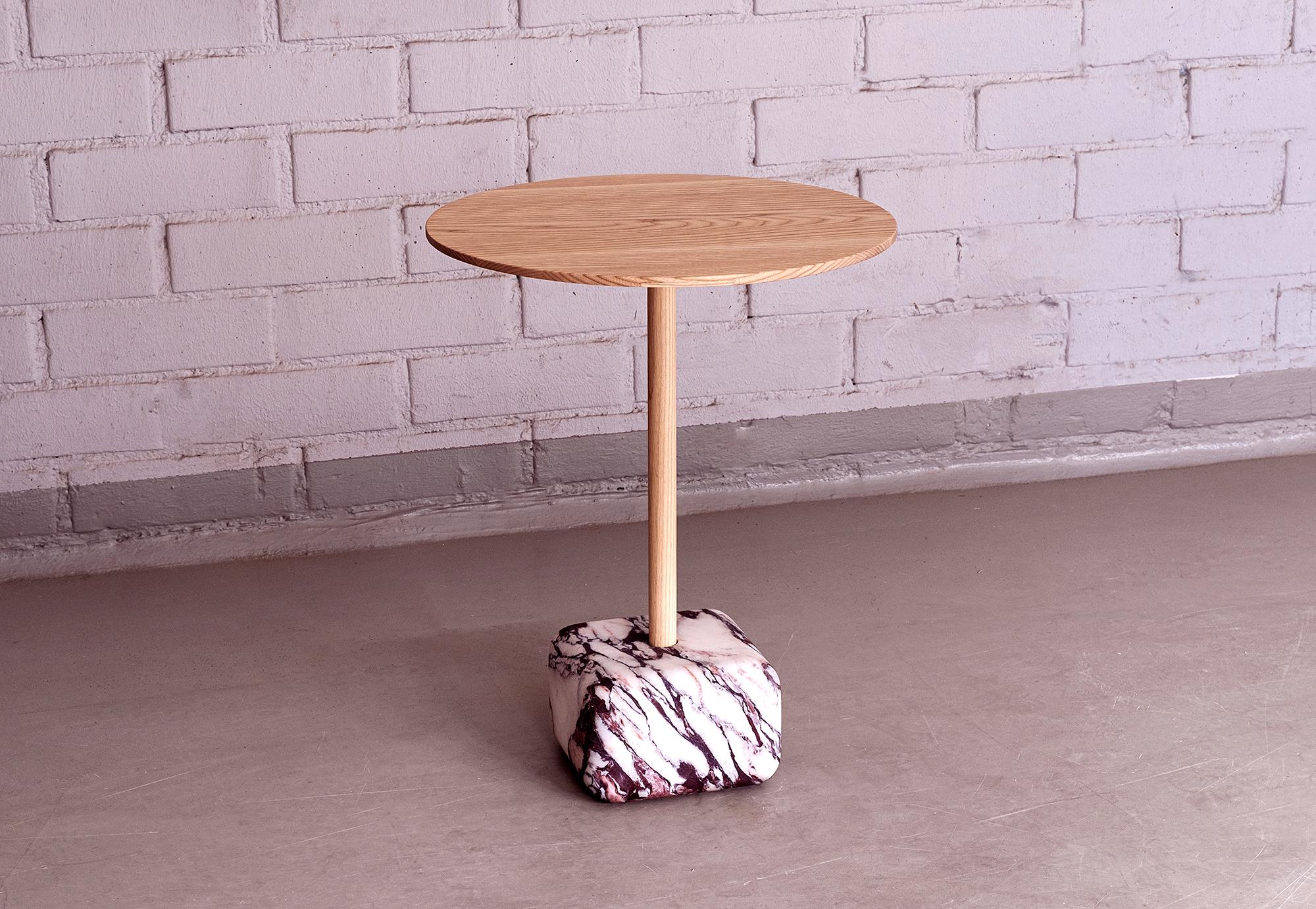 Petite table d'appoint en marbre Arabescato et bois de frêne avec un seul pilier en bois. La base en marbre avec ses angles doux donne à la table une construction stable.