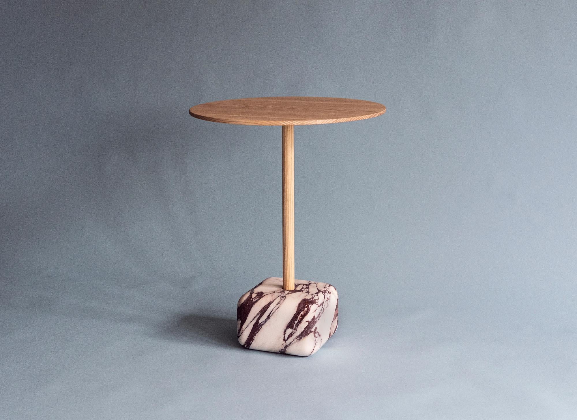 Minimaliste Table d'appoint contemporaine Arabescato Viola en marbre et bois de frêne d'Erik Olovsson en vente