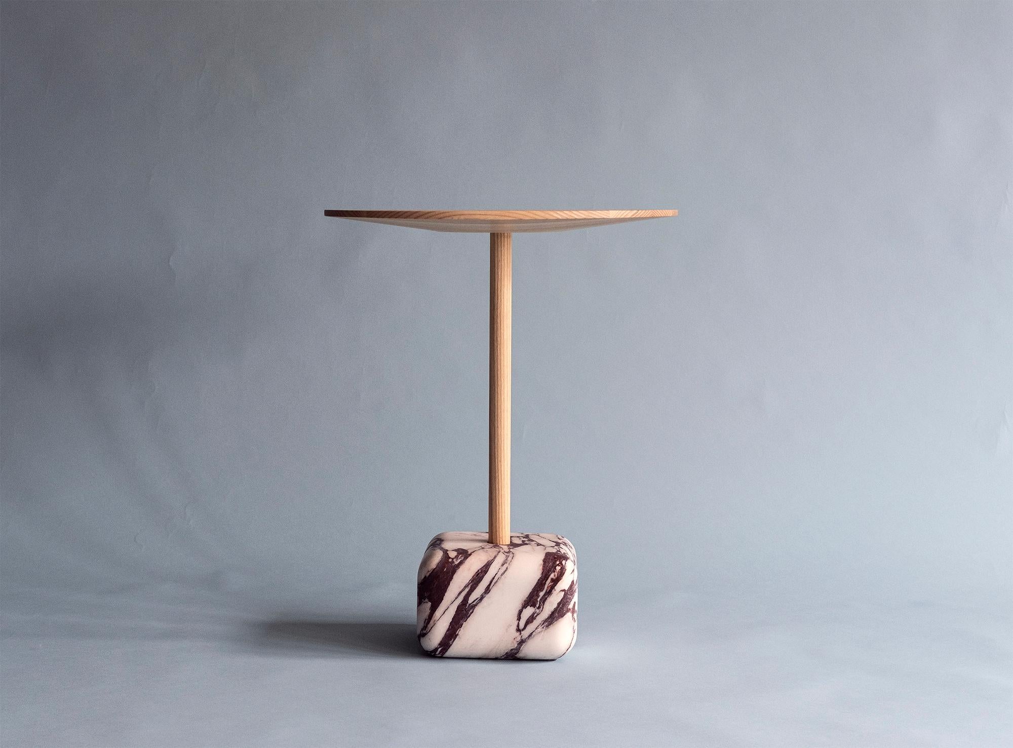 Suédois Table d'appoint contemporaine Arabescato Viola en marbre et bois de frêne d'Erik Olovsson en vente