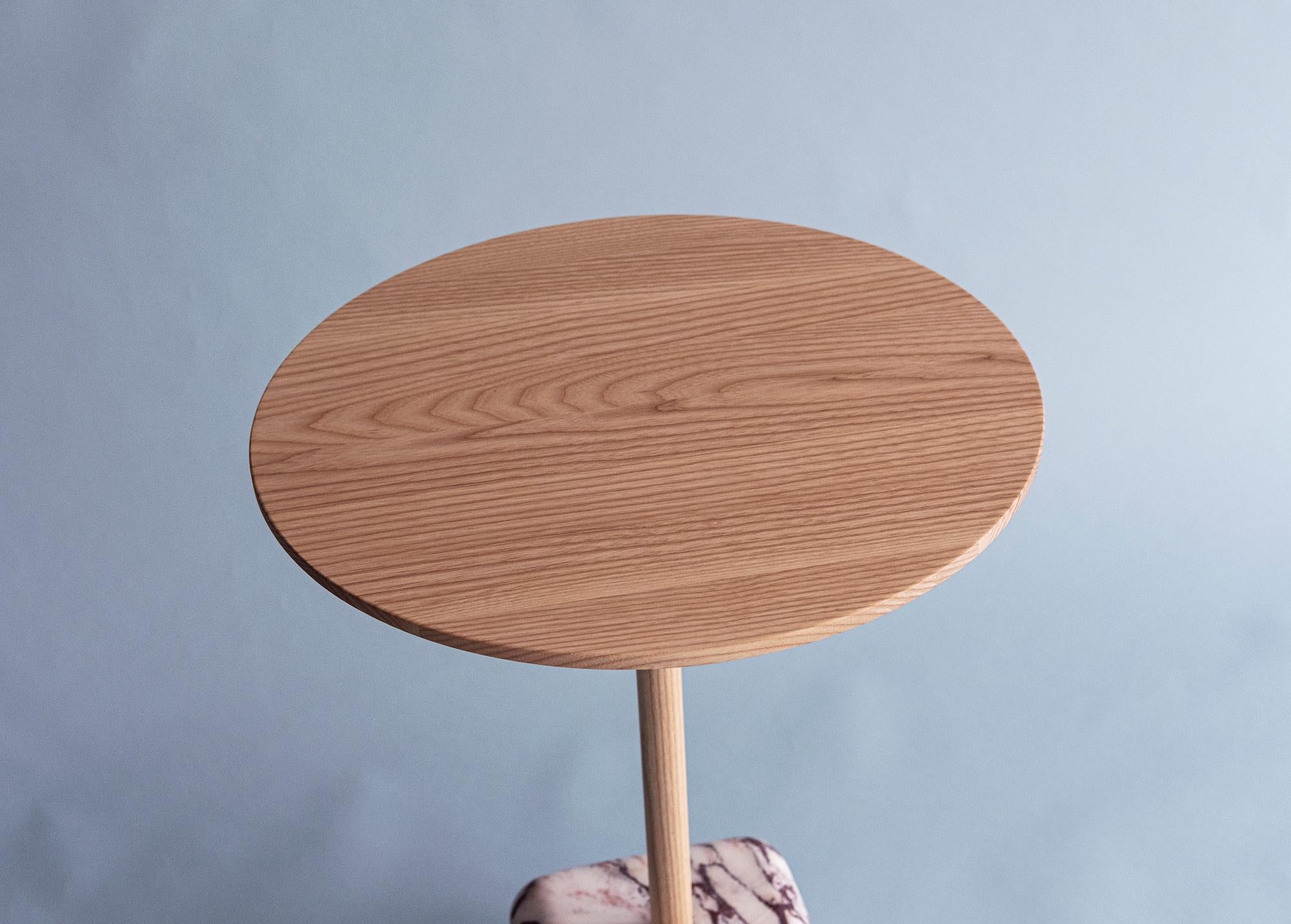 XXIe siècle et contemporain Table d'appoint contemporaine Arabescato Viola en marbre et bois de frêne d'Erik Olovsson en vente