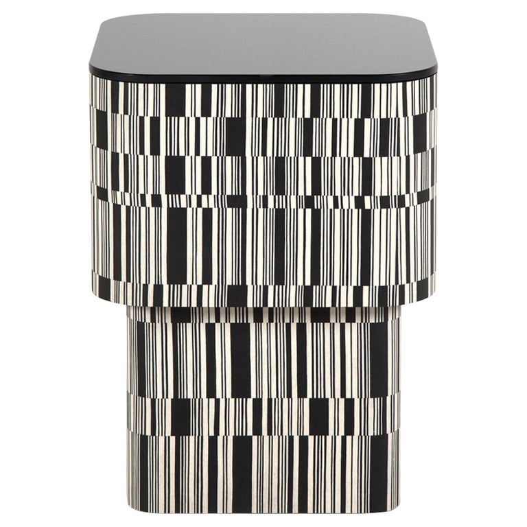Contemporary Beistelltisch von HESSENTIA, schwarz-weißes Intarsienholz, schwarze Glasplatte im Angebot bei 1stDibs Deutschland