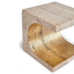 Table d'appoint contemporaine sculptée dans un bloc de travertin Romano